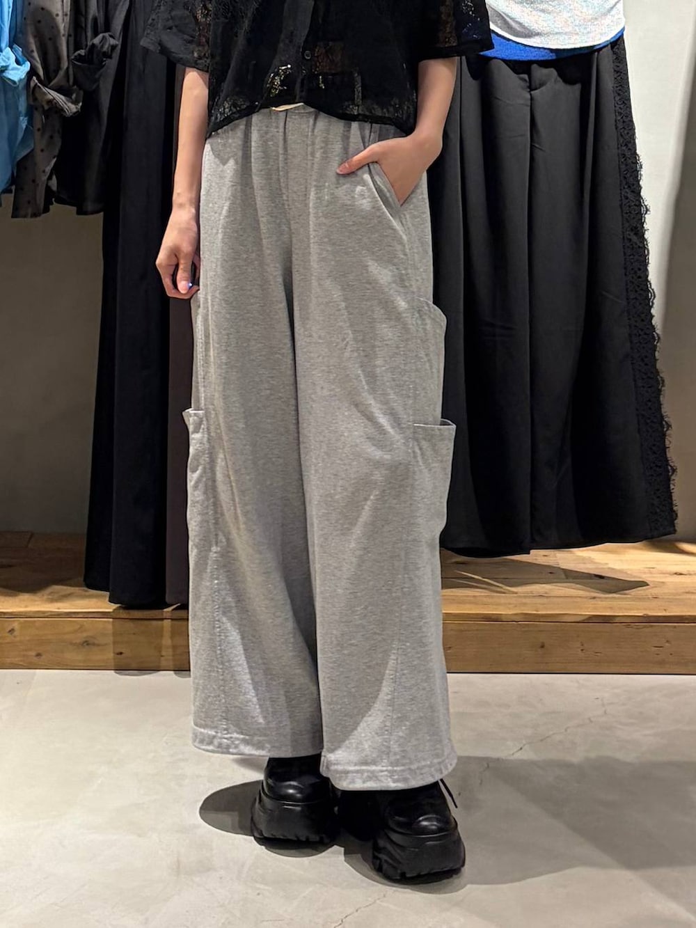 ブラック系のスニーカー、ブラック系のシャツ/ブラウス、グレー系のスウェットパンツを着用したレディースの夏コーディネートの5枚目の写真