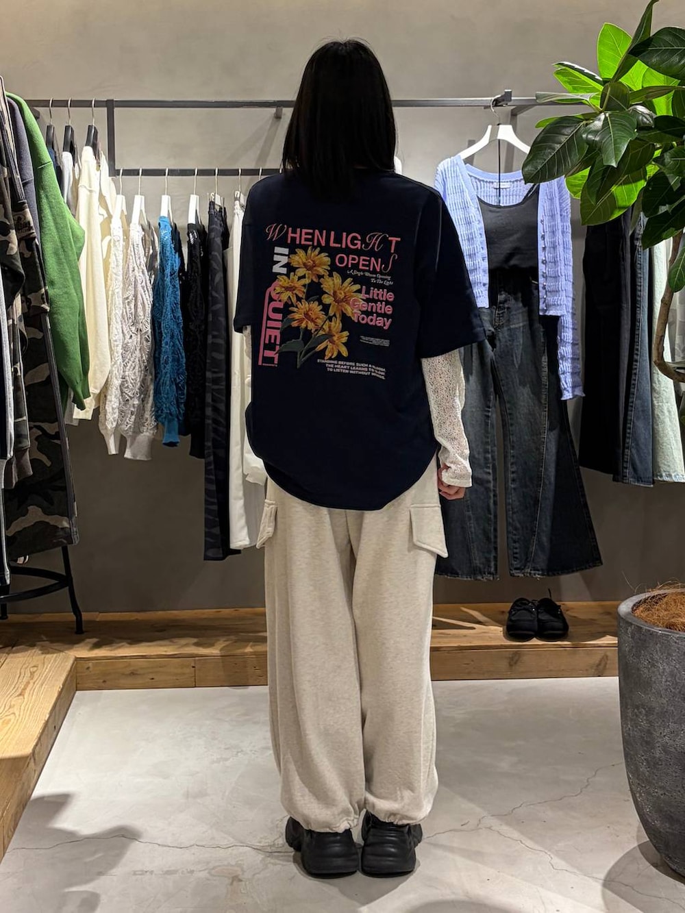 ブラック系のブーツ、ホワイト系のTシャツ/カットソー、ベージュ系のその他パンツを着用したレディースの春コーディネートの3枚目の写真