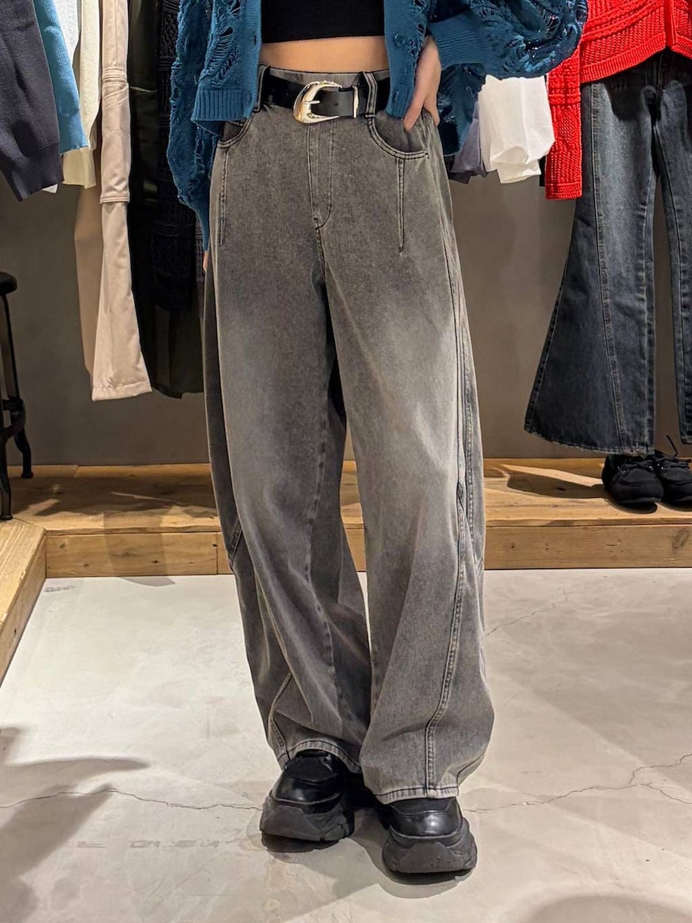 ブラック系のブーツ、ブラック系のキャミソール、ブルー系のカーディガン/ボレロを着用したレディースの春コーディネートの5枚目の写真