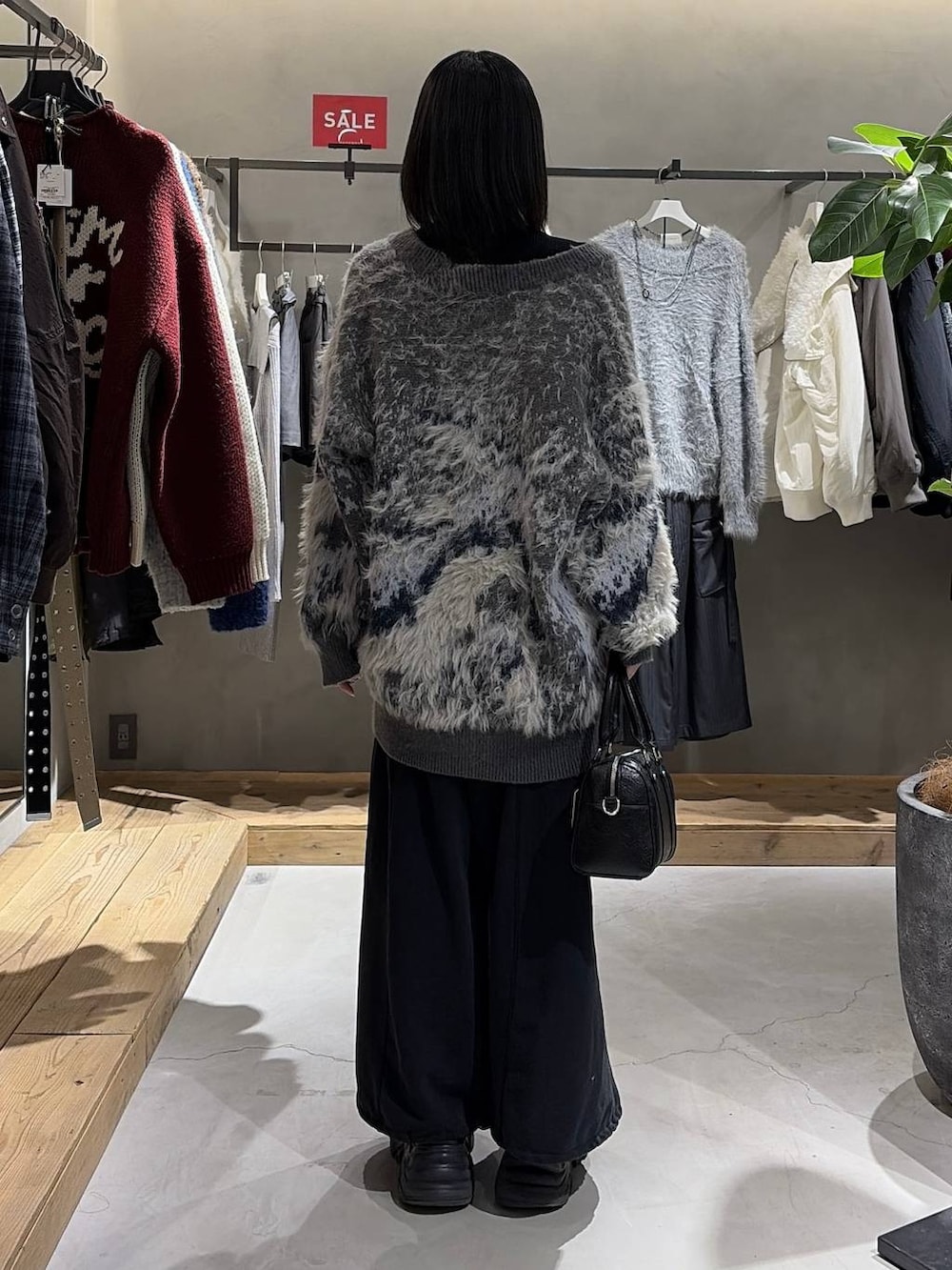 グレー系のカーディガン/ボレロ、ブラック系のニット/セーター、ブラック系のボストンバッグを着用したレディースの冬コーディネートの3枚目の写真