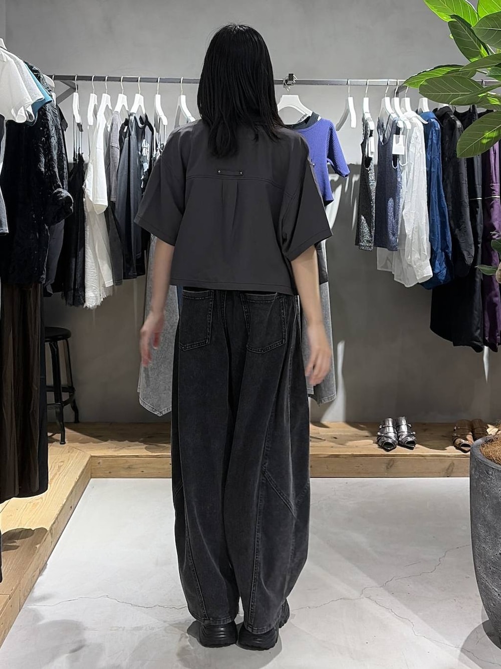 グレー系のシャツ/ブラウス、ブラック系のキャミソール、ブラック系のデニムパンツを着用したレディースの夏コーディネートの3枚目の写真