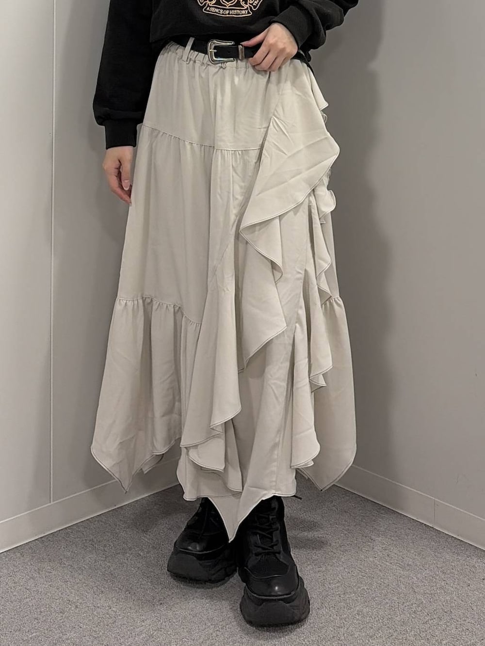 ブラック系のブーツ、ベージュ系のスカート、グレー系のスウェットを着用したレディースの冬コーディネートの5枚目の写真