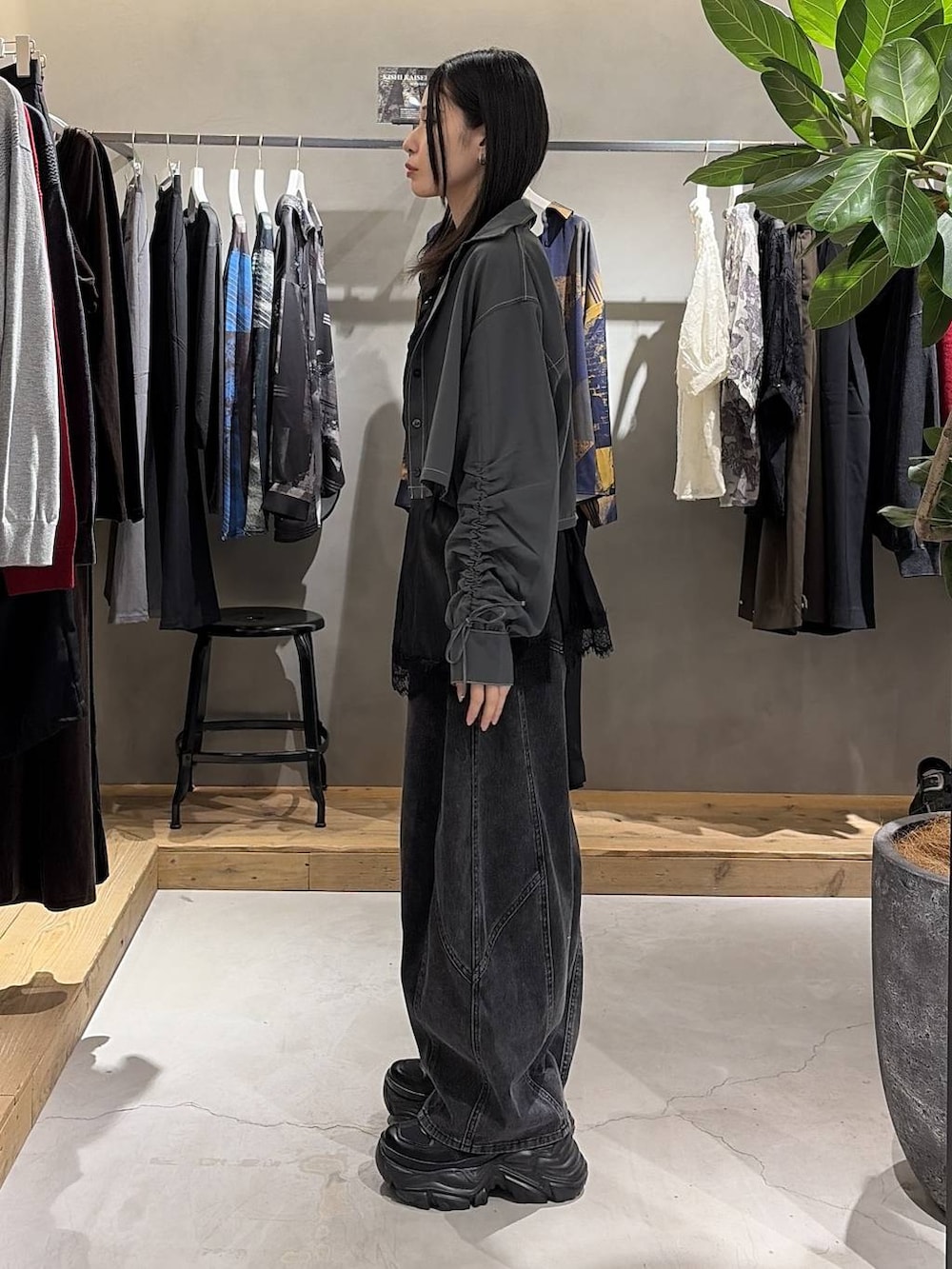 ブラック系のキャミソール、グレー系のシャツ/ブラウス、ブラック系のスニーカーを着用したレディースの夏コーディネートの2枚目の写真