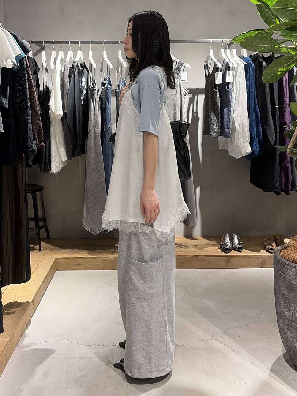 ブルー系のTシャツ/カットソー、ブラック系のサンダル、ホワイト系のキャミソールを着用したレディースの夏コーディネートの2枚目の写真