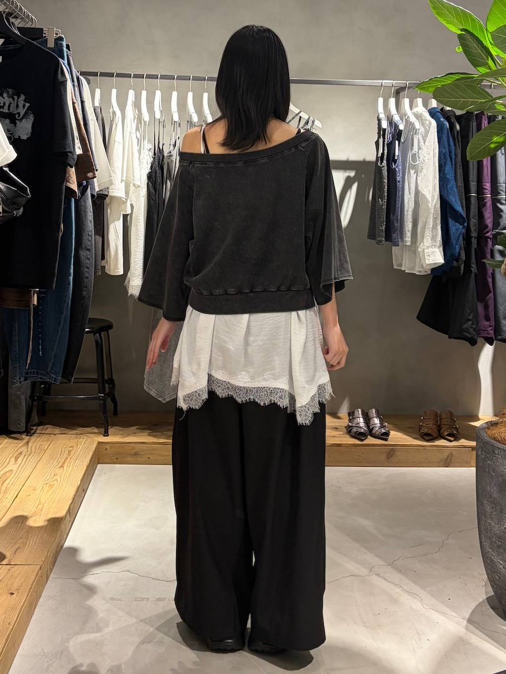 ブラック系のTシャツ/カットソー、ブラック系のスラックス、ブラック系のサンダルを着用したレディースの夏コーディネートの3枚目の写真