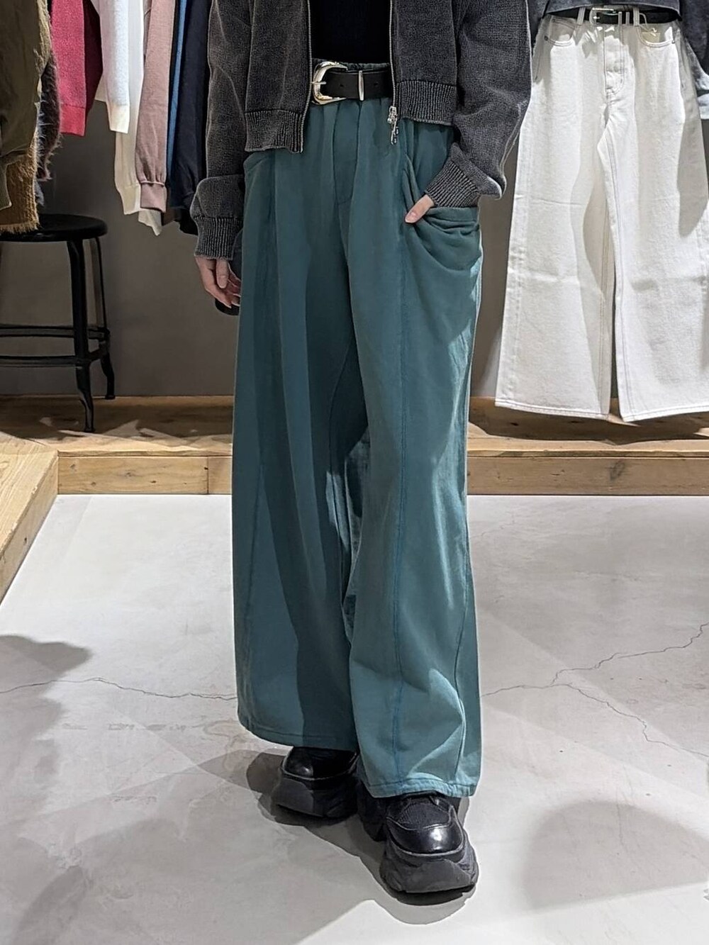 ブラック系のブーツ、ブラック系のニット/セーター、グレー系のパーカーを着用したレディースの冬コーディネートの5枚目の写真