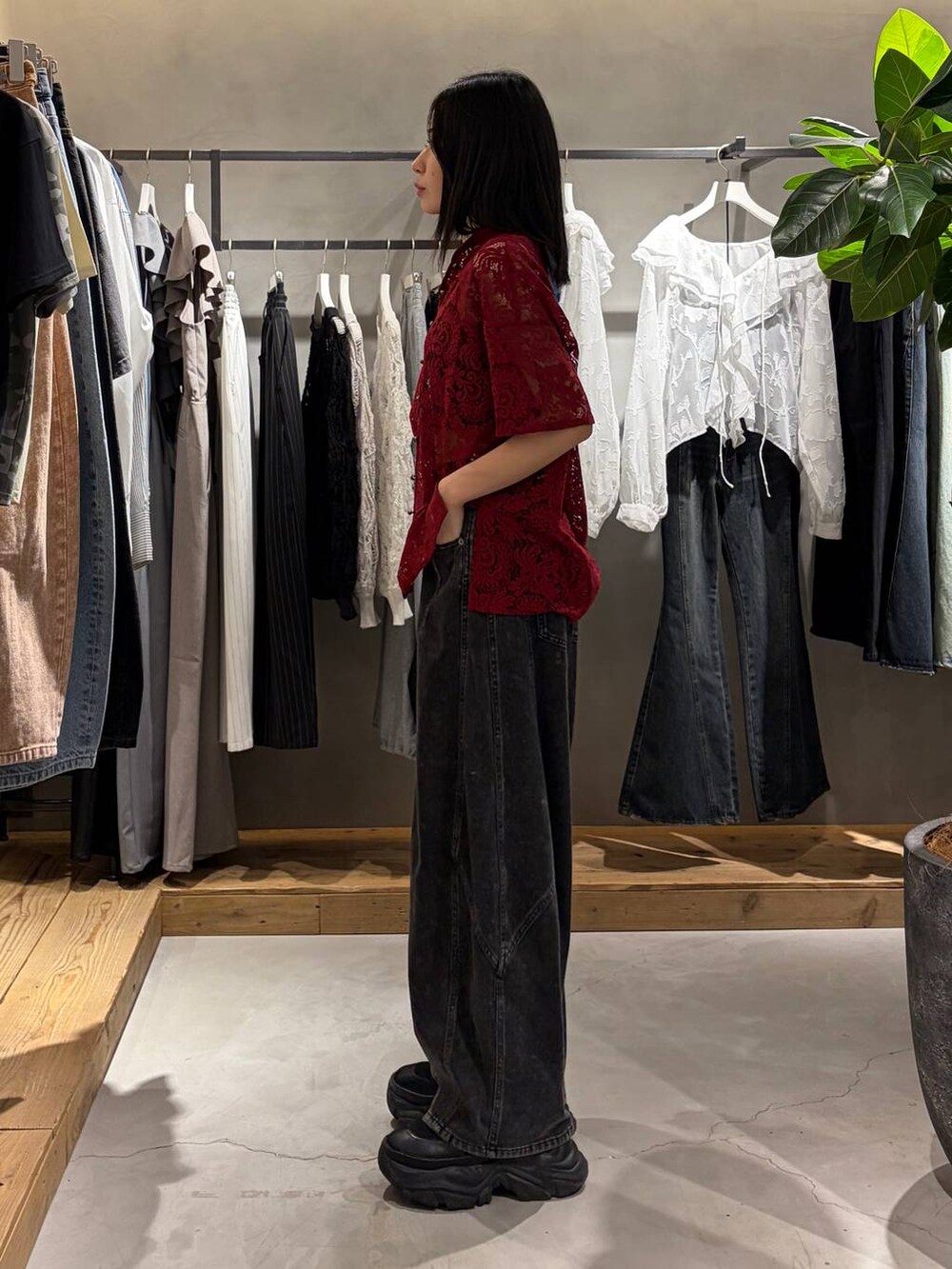 ブラック系のブーツ、レッド系のシャツ/ブラウス、ブラック系のデニムパンツを着用したレディースの春コーディネートの2枚目の写真