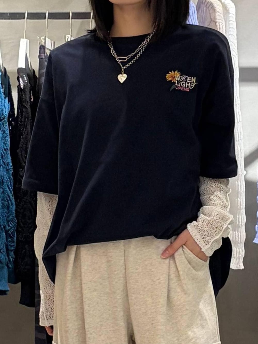 ブラック系のブーツ、ホワイト系のTシャツ/カットソー、ベージュ系のその他パンツを着用したレディースの春コーディネートの4枚目の写真