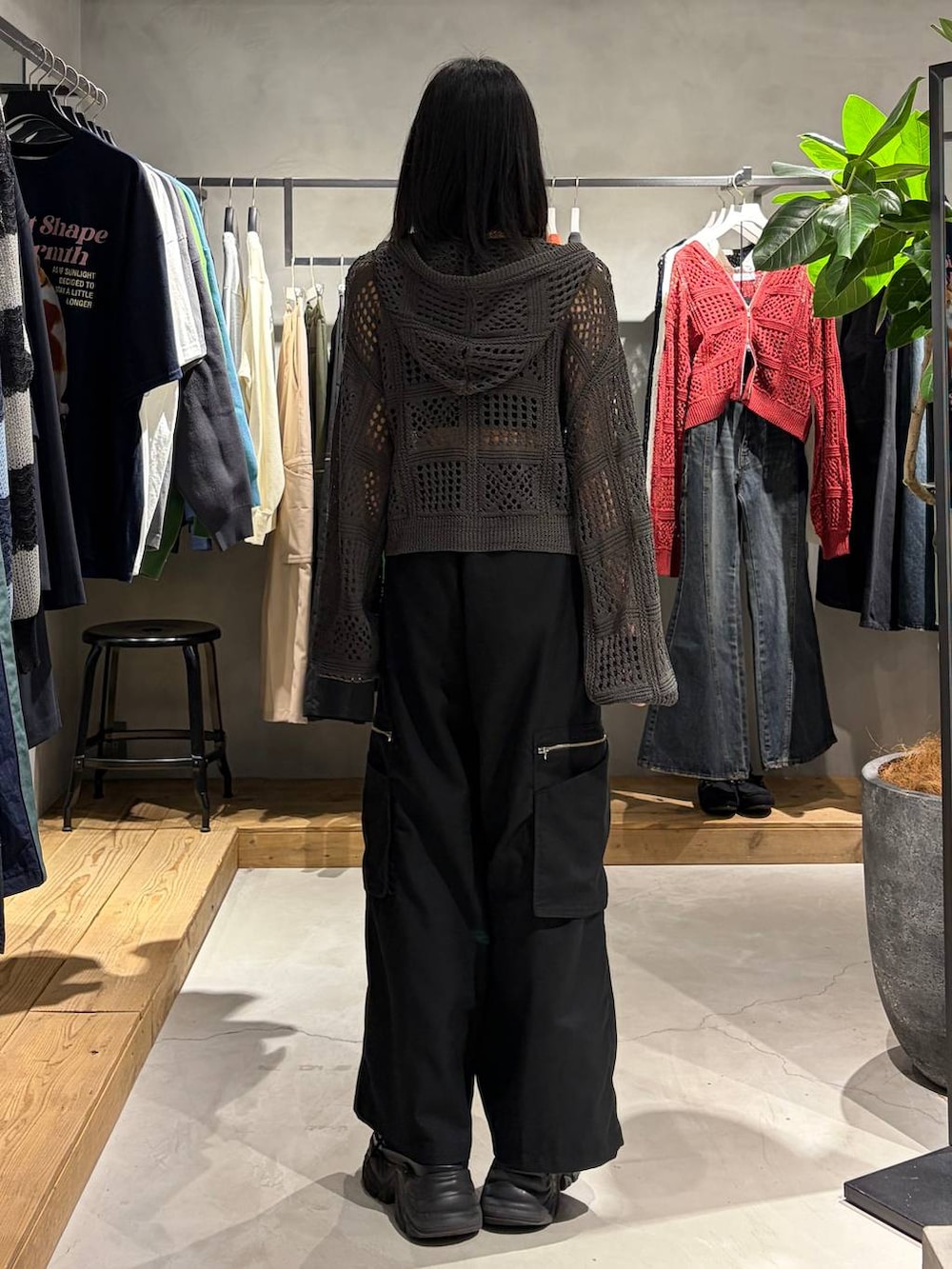 ブラック系のブーツ、ブラック系のキャミソール、ブラック系のスラックスを着用したレディースの春コーディネートの3枚目の写真