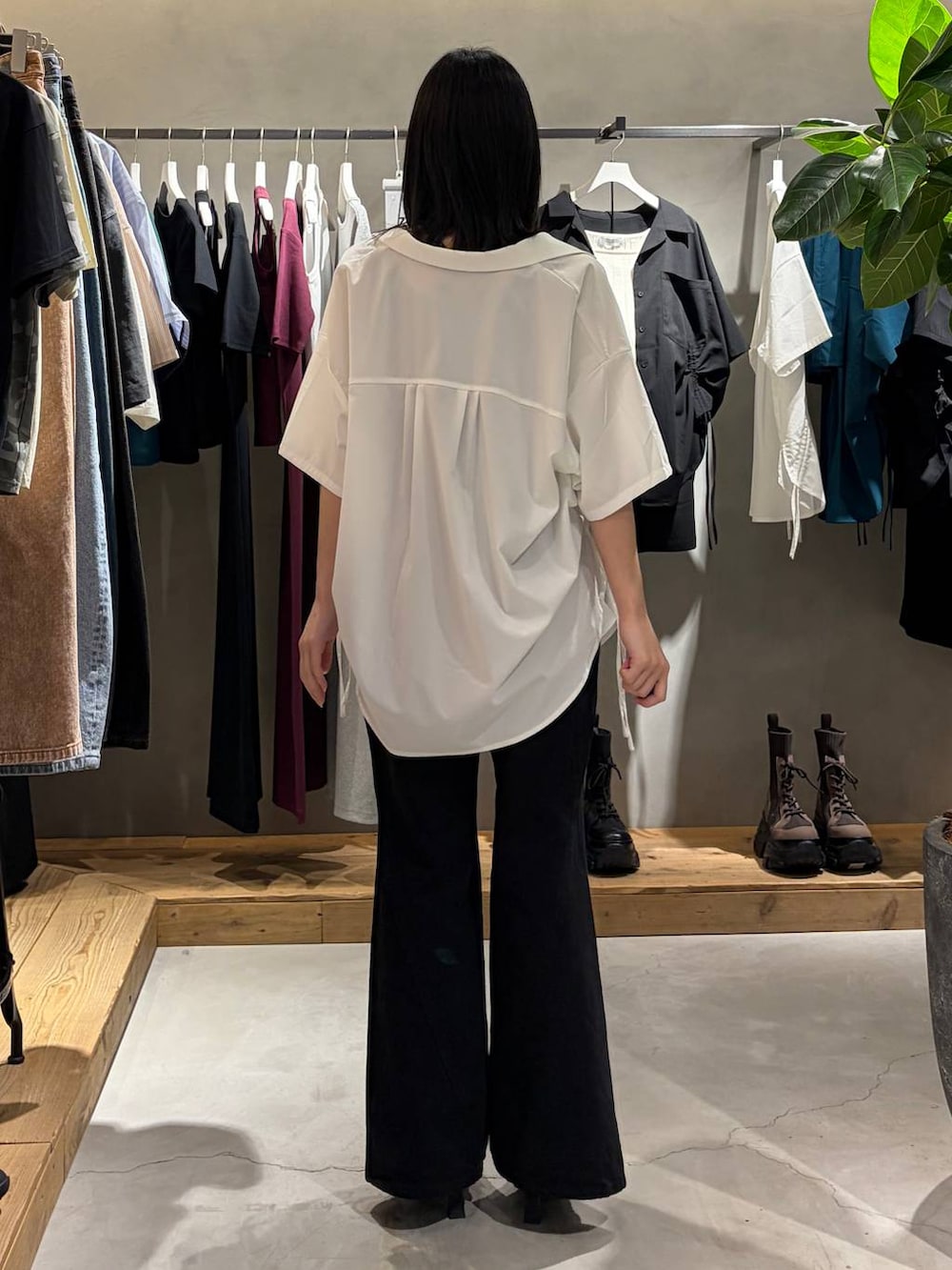 ブラック系のデニムパンツ、ブラック系のサンダル、ホワイト系のシャツ/ブラウスを着用したレディースの春コーディネートの3枚目の写真