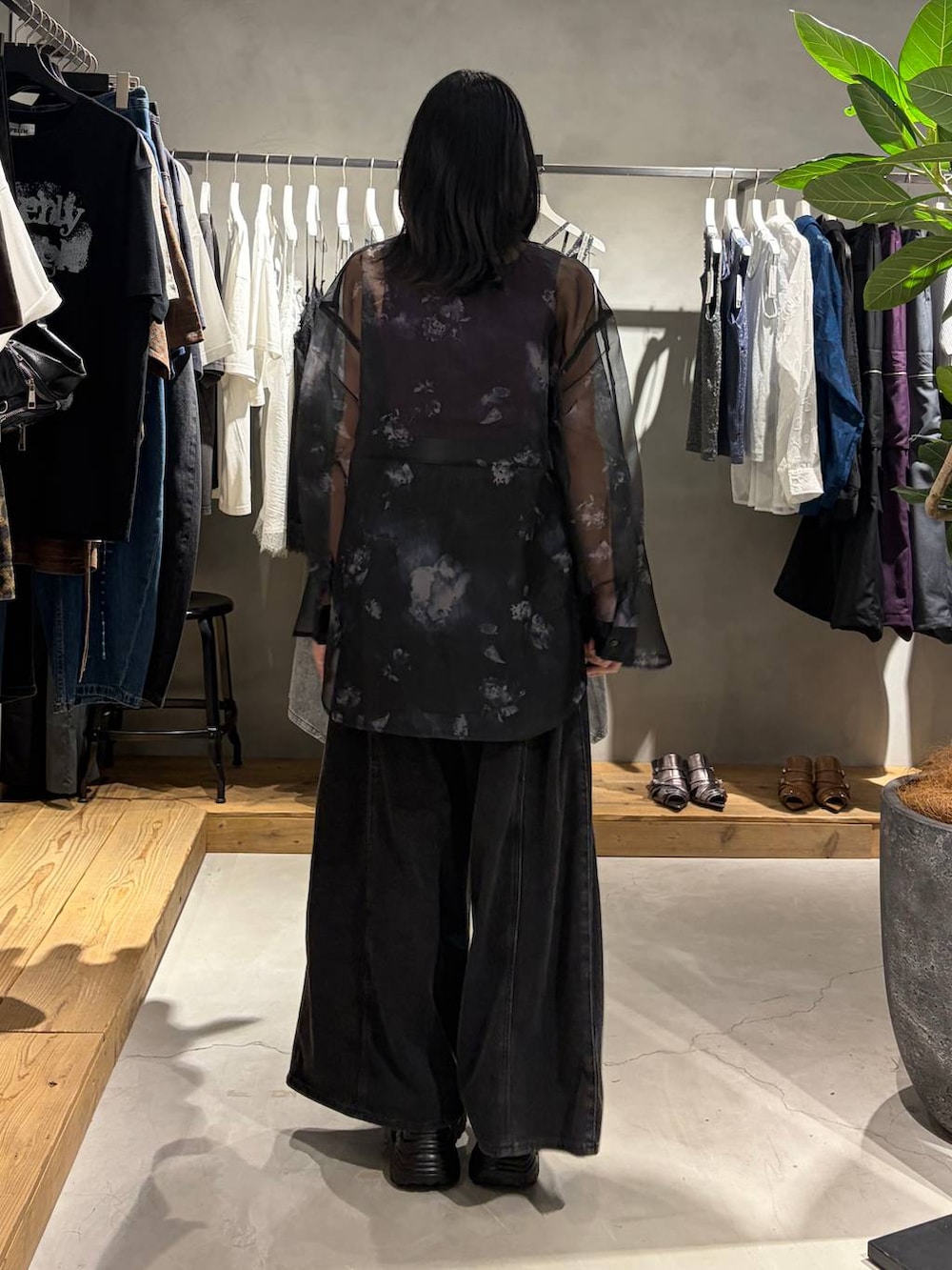 ブラック系のデニムパンツ、ブラック系のシャツ/ブラウス、パープル系のタンクトップを着用したレディースの夏コーディネートの3枚目の写真