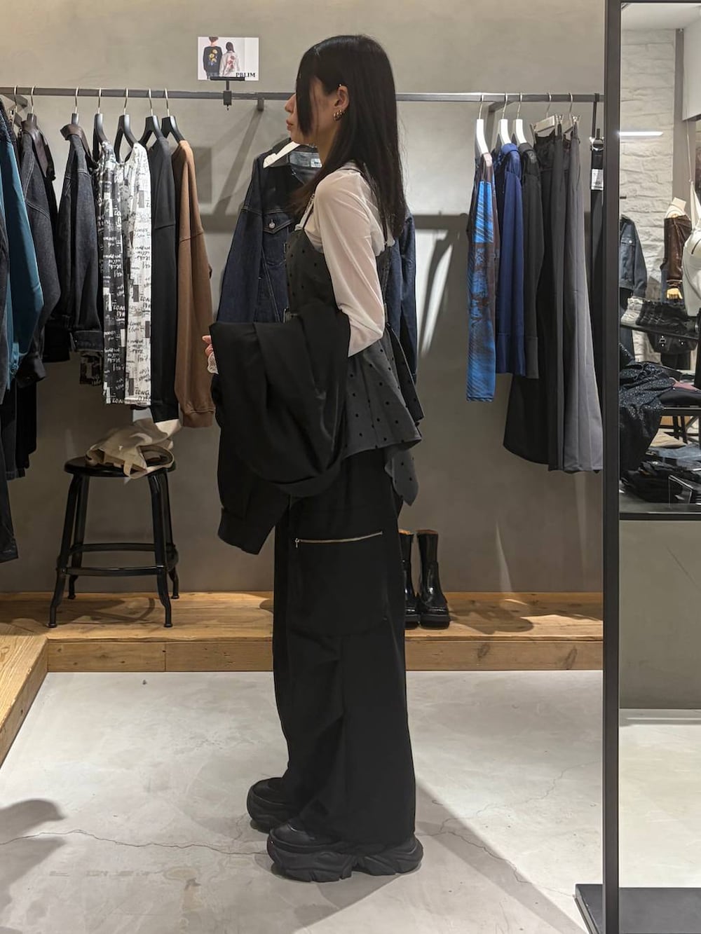 ブラック系のカーゴパンツ、ホワイト系のその他トップス、ブラック系のブルゾンを着用したレディースの秋コーディネートの2枚目の写真