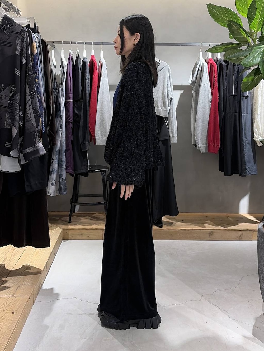 ブラック系のブーツ、ブルー系のその他トップス、ブラック系のその他パンツを着用したレディースの夏コーディネートの2枚目の写真