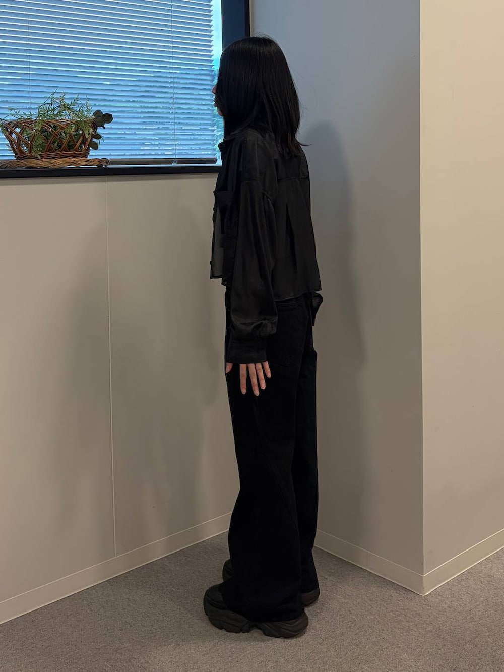 ブラック系のデニムパンツ、グレー系のTシャツ/カットソー、ブラック系のシャツ/ブラウスを着用したレディースの夏コーディネートの2枚目の写真