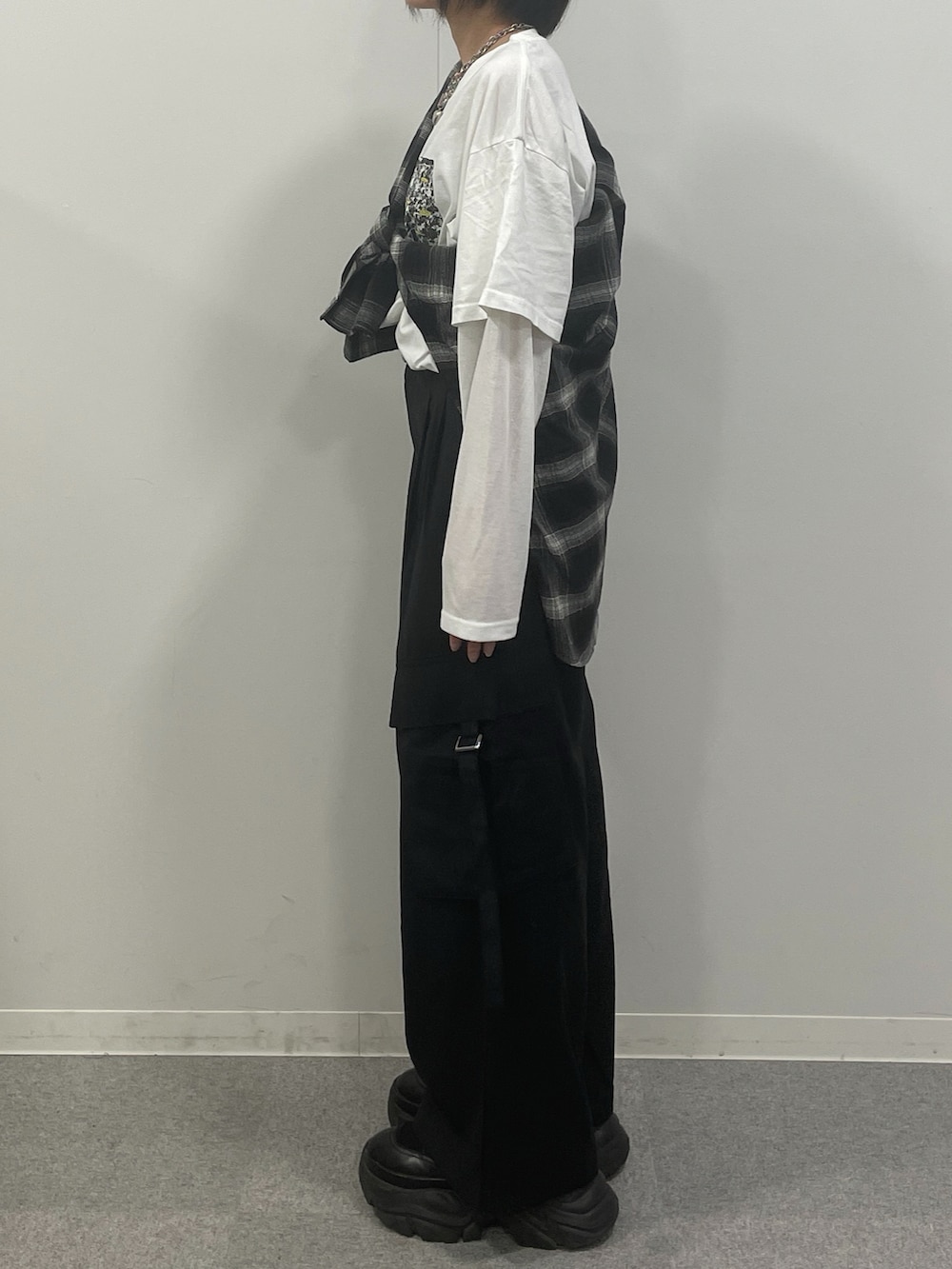 ホワイト系のTシャツ/カットソー、ブラック系のシャツ/ブラウス、ブラック系のスラックスを着用したレディースの秋コーディネートの2枚目の写真