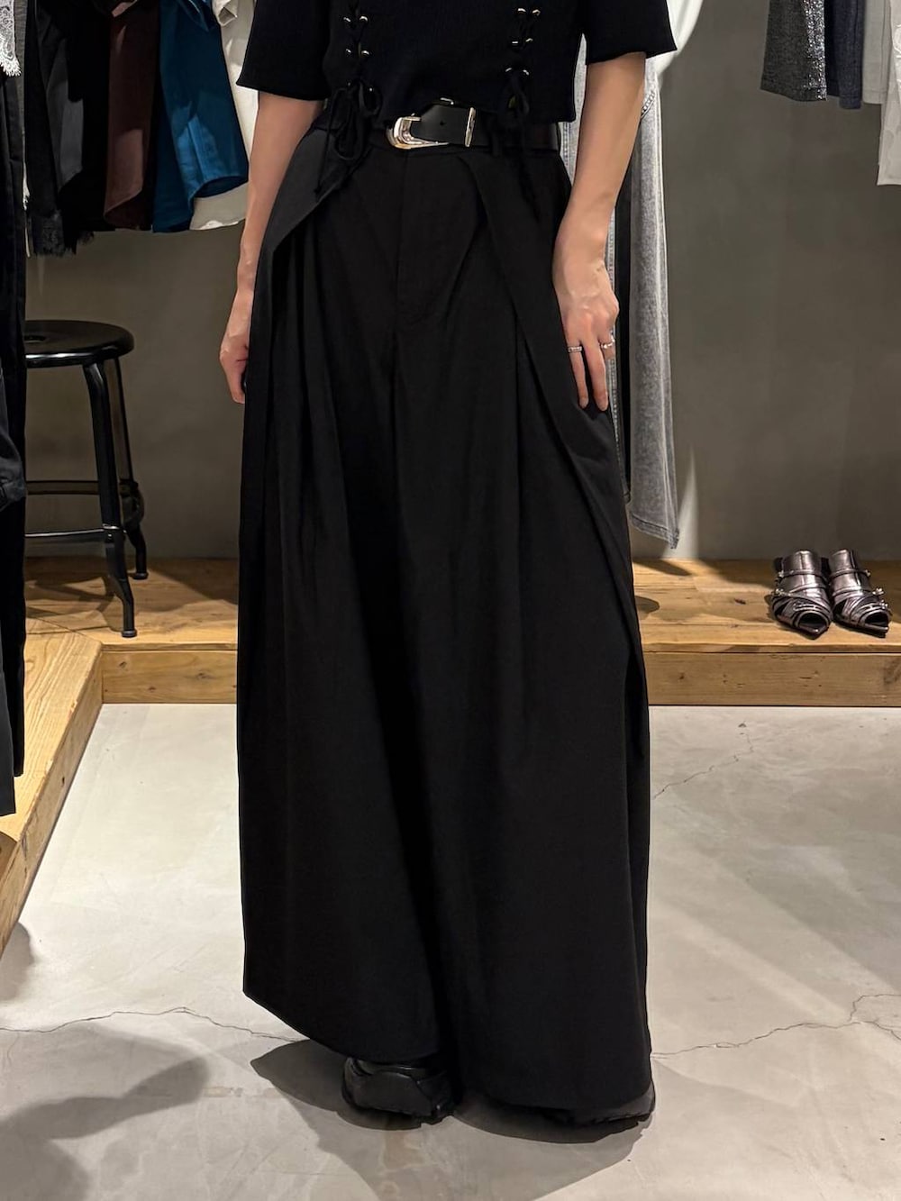 ブラック系のスラックス、ブラック系のTシャツ/カットソー、ブラック系のスニーカーを着用したレディースの夏コーディネートの5枚目の写真