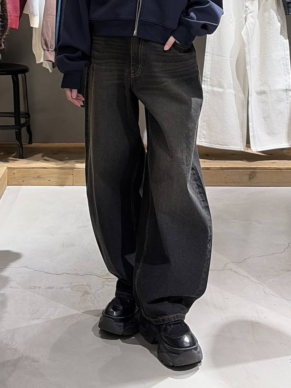 ブラック系のブーツ、ブラック系のニット/セーター、ブラック系のデニムパンツを着用したレディースの冬コーディネートの5枚目の写真