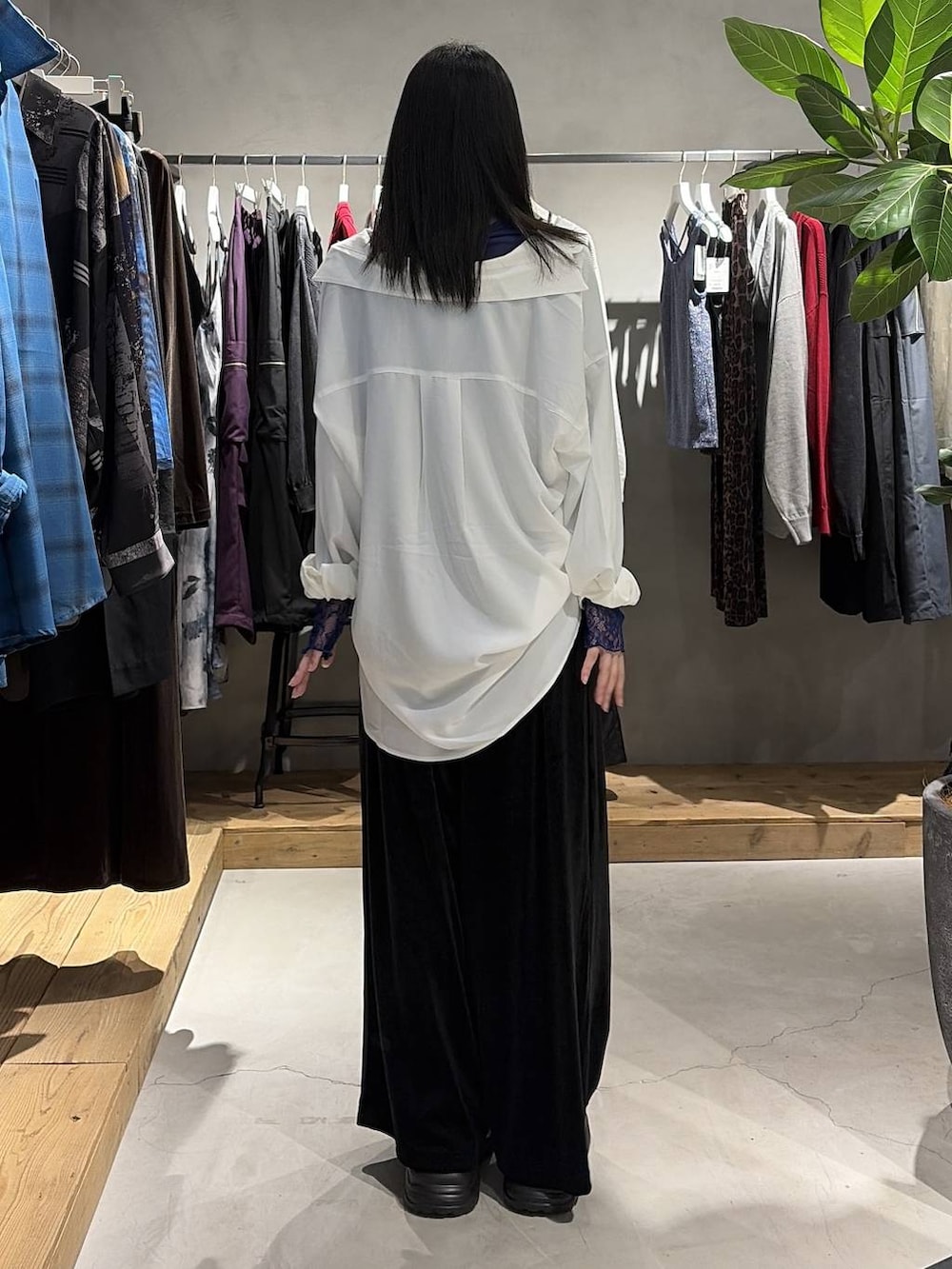 ブルー系のその他トップス、ブラック系のその他パンツ、ホワイト系のシャツ/ブラウスを着用したレディースの夏コーディネートの3枚目の写真