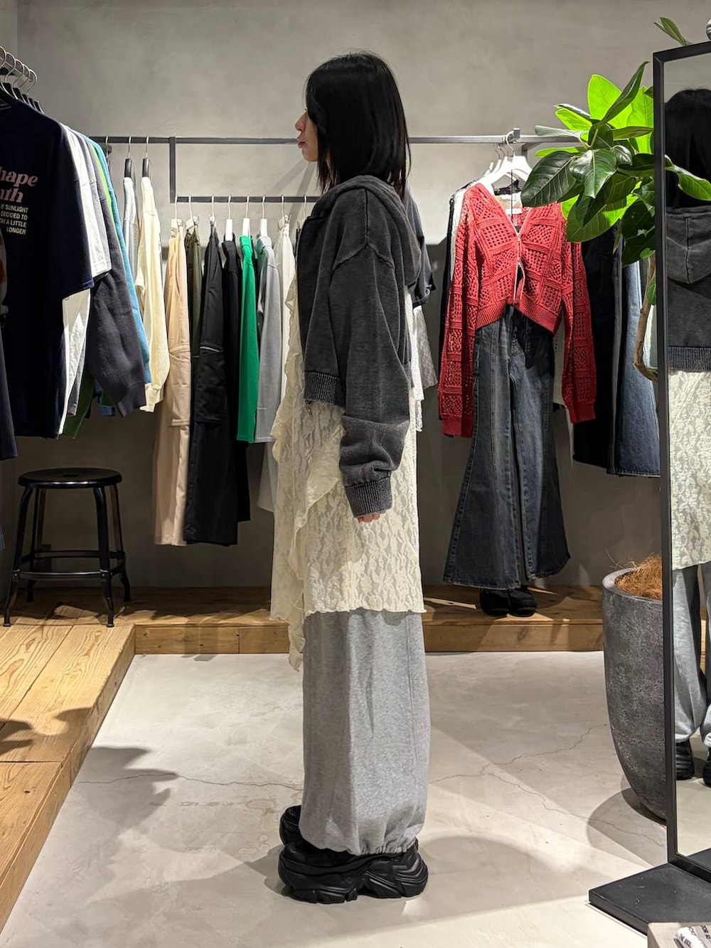 ブラック系のブーツ、グレー系のスウェットパンツ、グレー系のパーカーを着用したレディースの春コーディネートの2枚目の写真