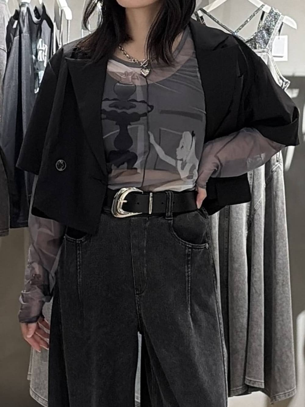 ブラック系のテーラードジャケット、ホワイト系のTシャツ/カットソー、ブラック系のデニムパンツを着用したレディースの夏コーディネートの4枚目の写真