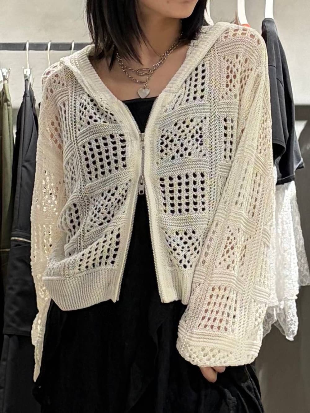 ブラック系のブーツ、ブルー系のデニムパンツ、ホワイト系のパーカーを着用したレディースの春コーディネートの4枚目の写真