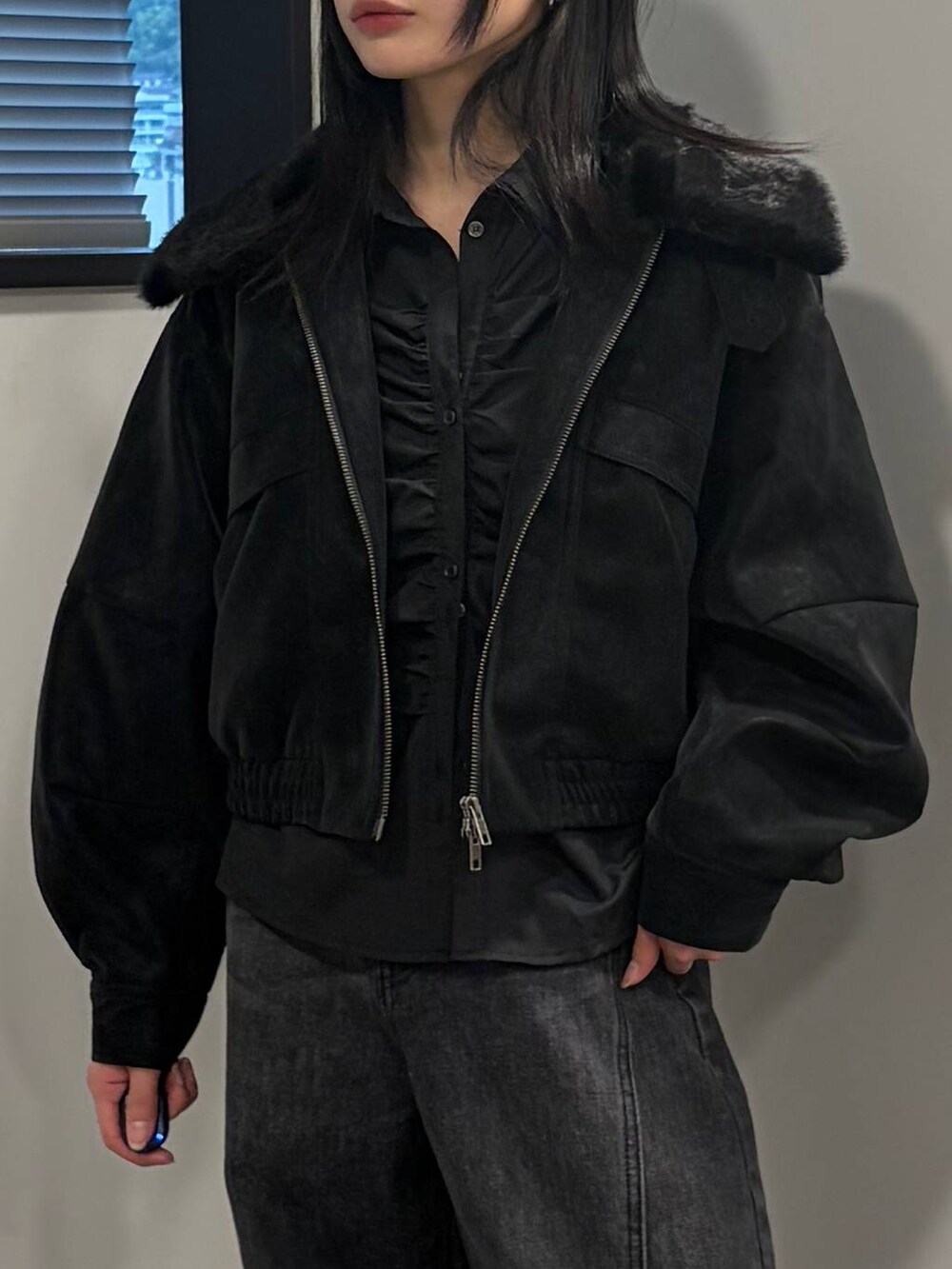 ブラック系のデニムパンツ、ブラック系のブルゾン、ブラック系のシャツ/ブラウスを着用したレディースの秋コーディネートの4枚目の写真