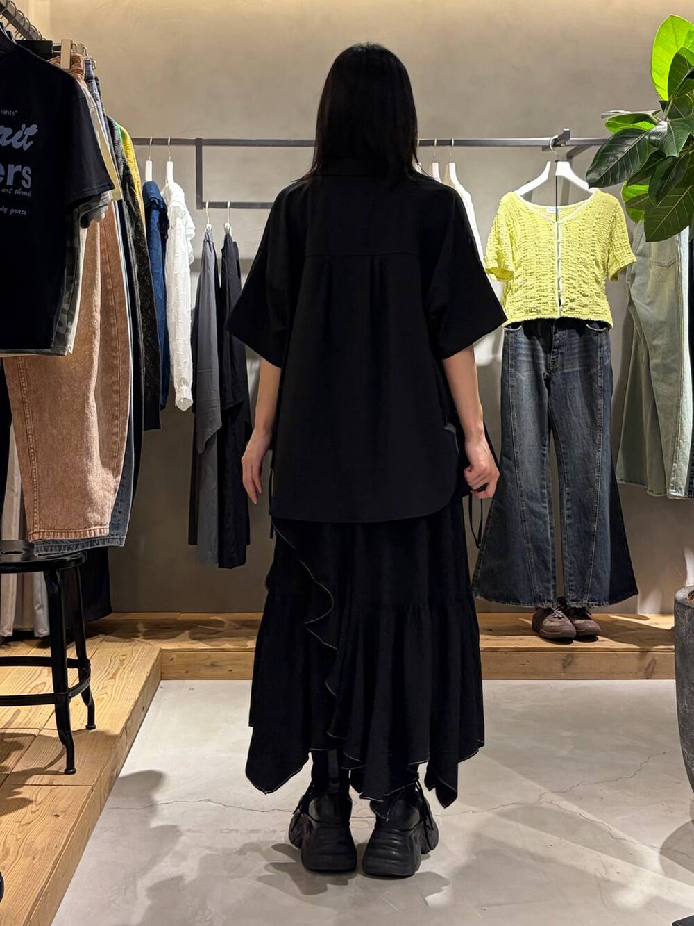 ブラック系のスカート、ブラック系のシャツ/ブラウス、ブラック系のベルトを着用したレディースの春コーディネートの3枚目の写真