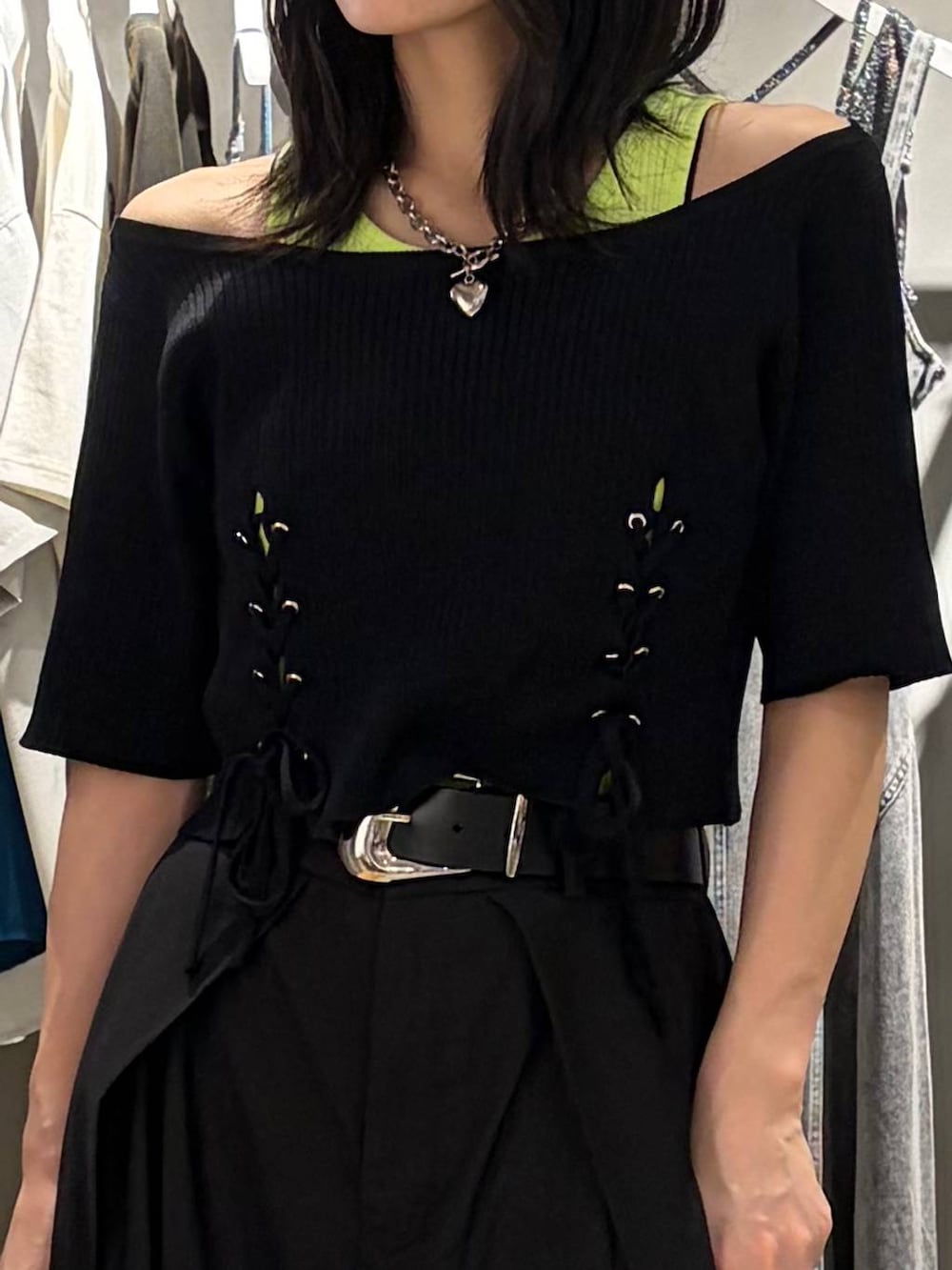 ブラック系のスラックス、ブラック系のTシャツ/カットソー、ブラック系のスニーカーを着用したレディースの夏コーディネートの4枚目の写真