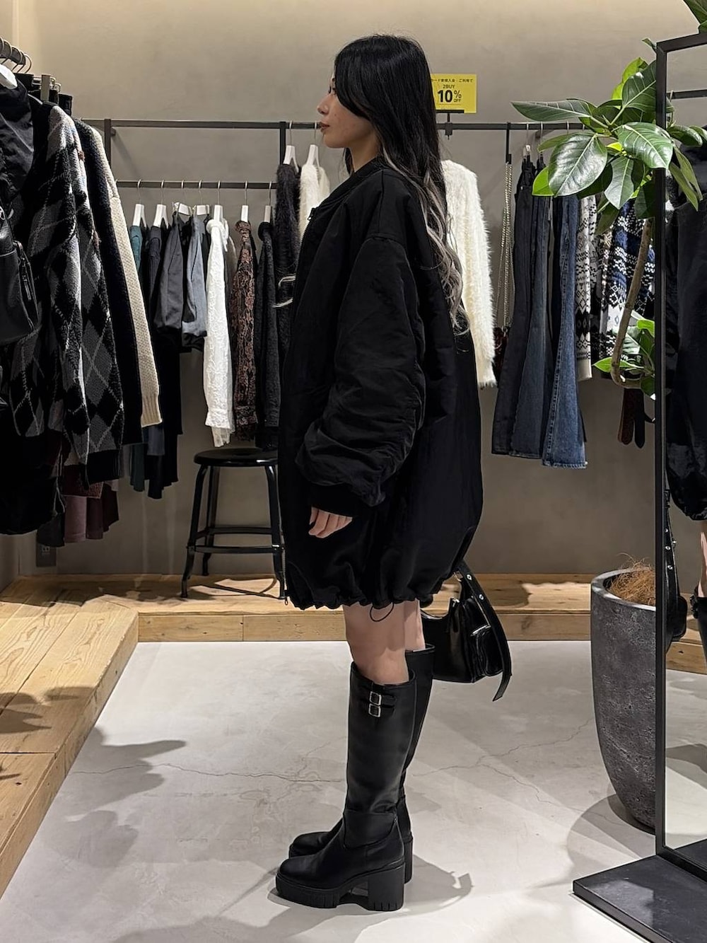 ブルー系のTシャツ/カットソー、ブラック系のブーツ、グレー系のカーディガン/ボレロを着用したレディースの秋コーディネートの2枚目の写真