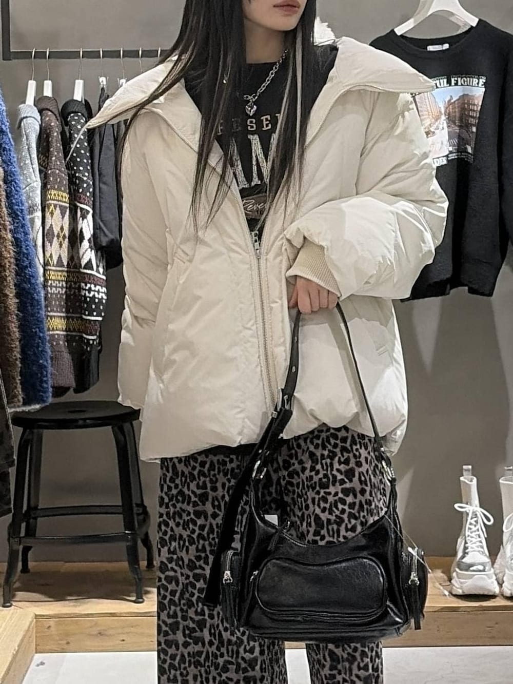 ブラック系のブーツ、ホワイト系のブルゾン、グレー系のスウェットを着用したレディースの冬コーディネートの4枚目の写真