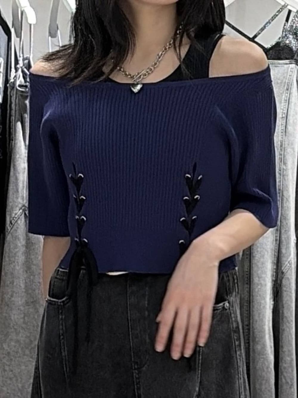 ブルー系のTシャツ/カットソー、ブラック系のデニムパンツ、ブラック系のサンダルを着用したレディースの夏コーディネートの4枚目の写真