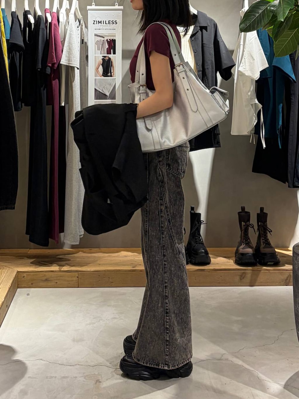 ブラック系のデニムパンツ、ブラック系のテーラードジャケット、シルバー系のハンドバッグを着用したレディースの春コーディネートの7枚目の写真