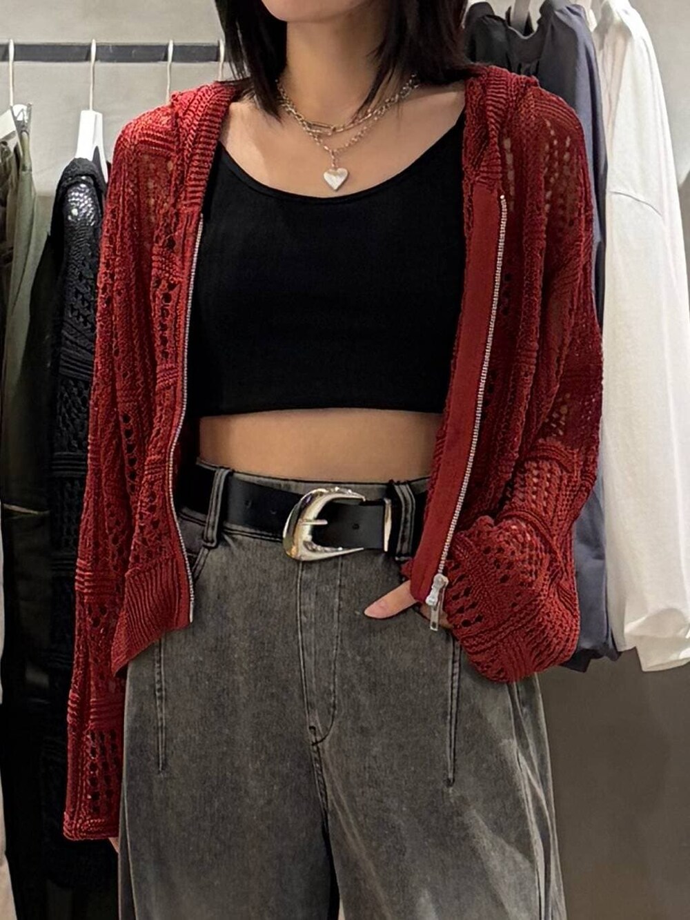 ブラック系のブーツ、ブラック系のキャミソール、ブラック系のデニムパンツを着用したレディースの春コーディネートの4枚目の写真