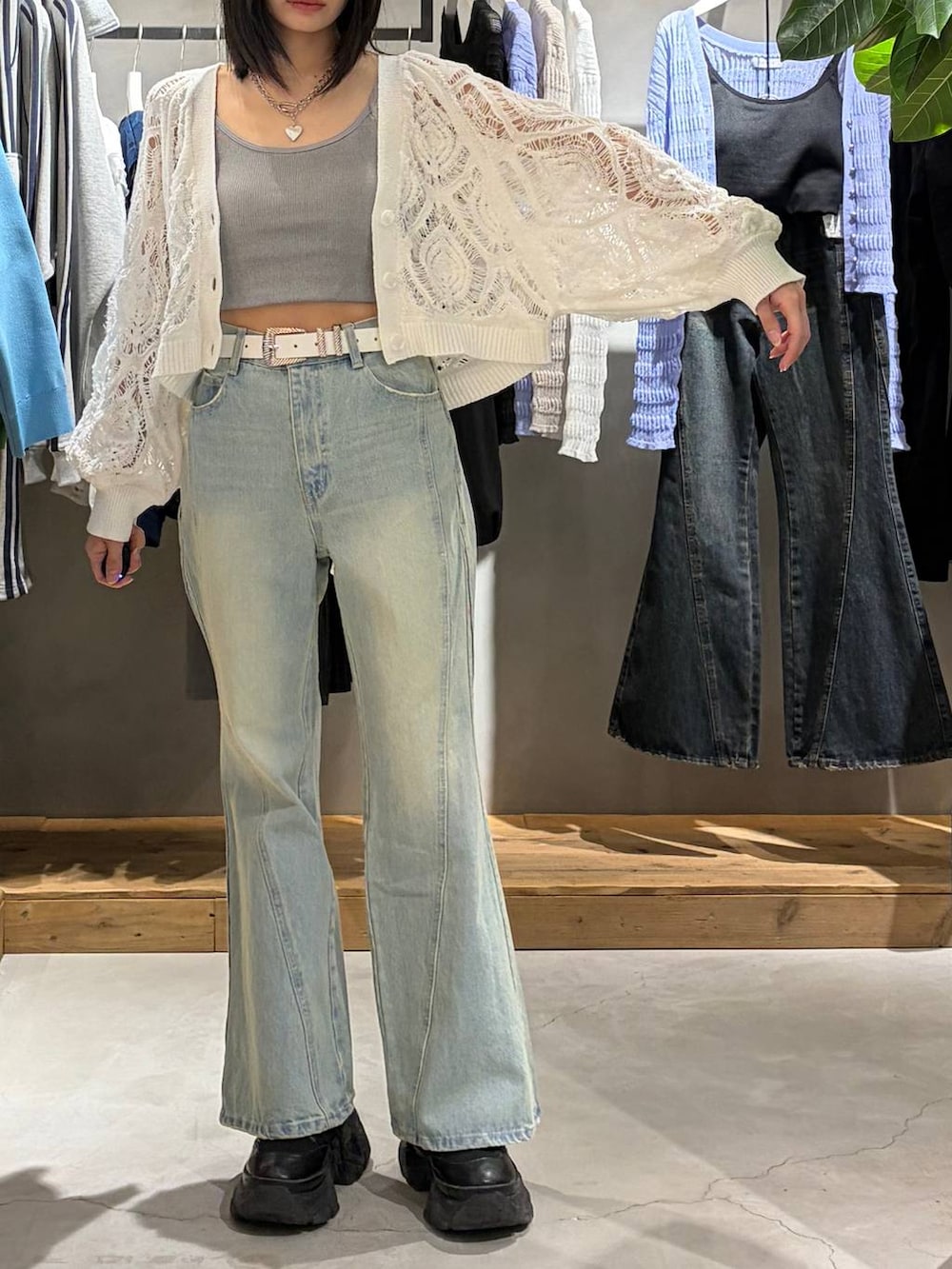 ブラック系のブーツ、グレー系のキャミソール、ホワイト系のカーディガン/ボレロを着用したレディースの春コーディネートの7枚目の写真