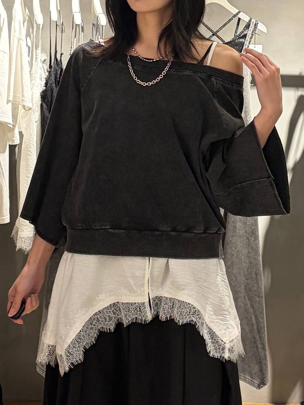 ブラック系のTシャツ/カットソー、ブラック系のスラックス、ブラック系のサンダルを着用したレディースの夏コーディネートの4枚目の写真