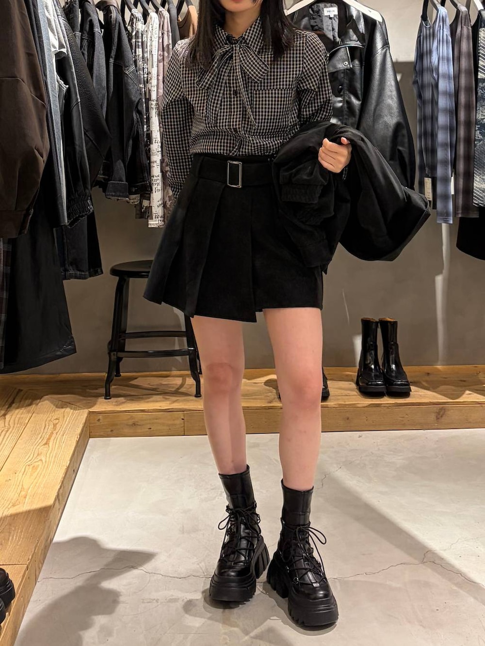 ブラック系のブーツ、ブラック系のブルゾン、ブラック系のその他パンツを着用したレディースの秋コーディネートの6枚目の写真