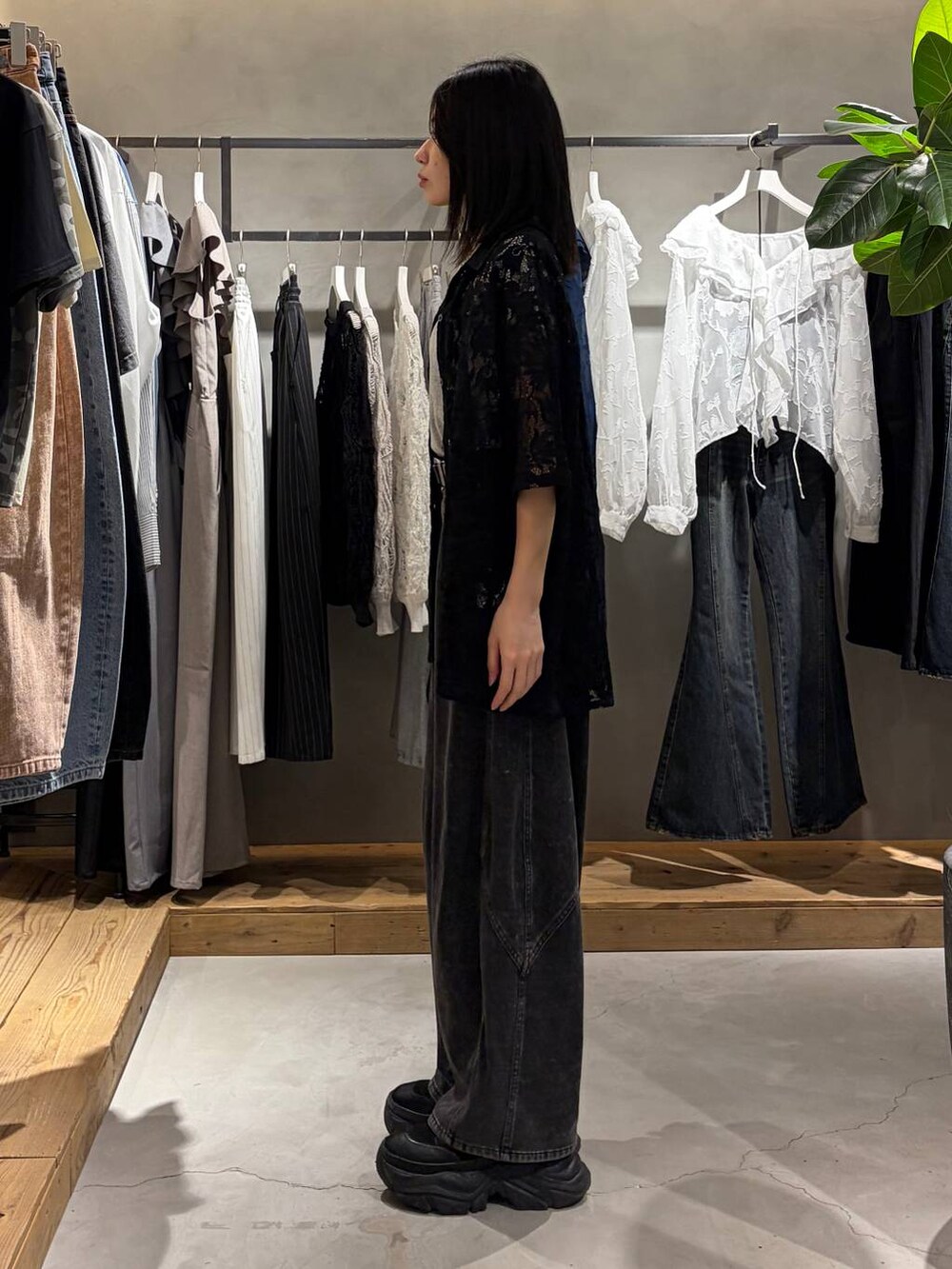 ブラック系のブーツ、ブラック系のシャツ/ブラウス、ブラック系のデニムパンツを着用したレディースの春コーディネートの2枚目の写真