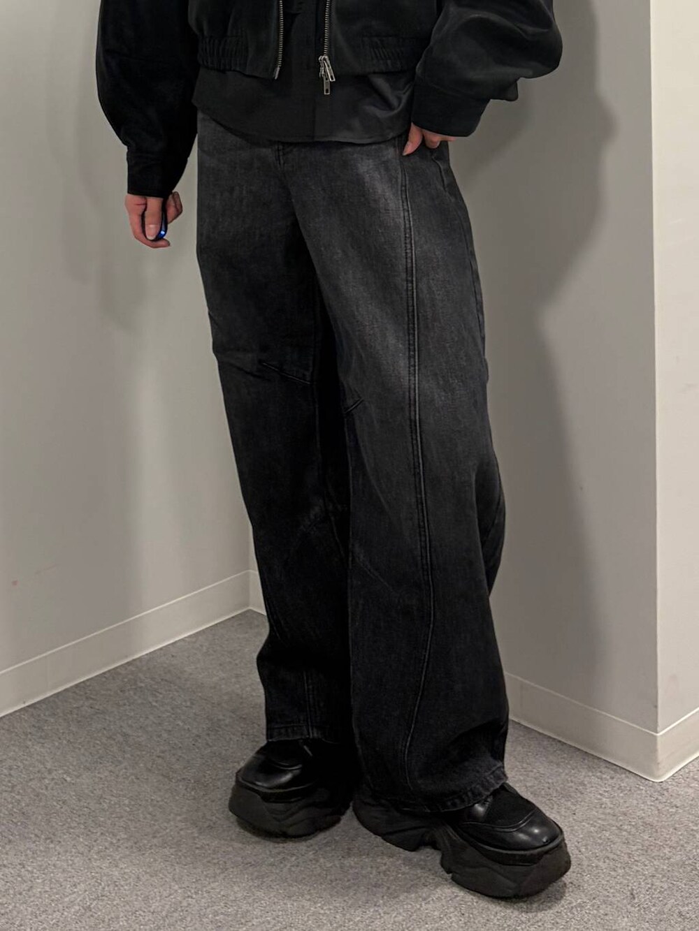 ブラック系のデニムパンツ、ブラック系のブルゾン、ブラック系のシャツ/ブラウスを着用したレディースの秋コーディネートの5枚目の写真