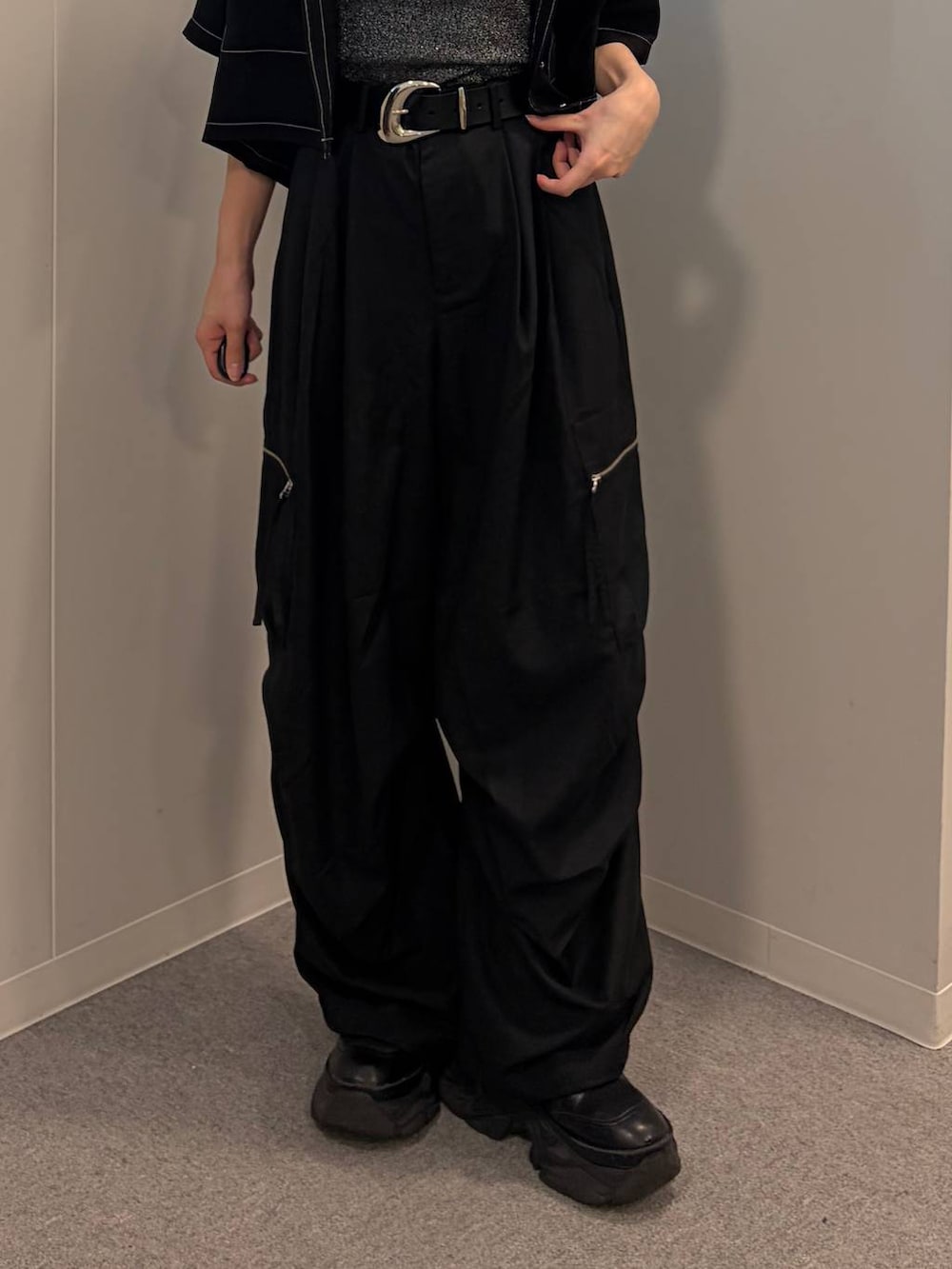 ブラック系のカーゴパンツ、ブラック系のシャツ/ブラウス、グレー系のタンクトップを着用したレディースの夏コーディネートの5枚目の写真