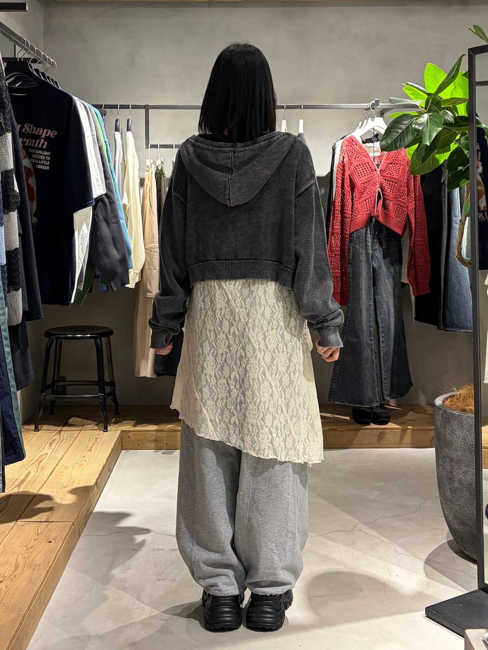 ブラック系のブーツ、グレー系のスウェットパンツ、グレー系のパーカーを着用したレディースの春コーディネートの3枚目の写真