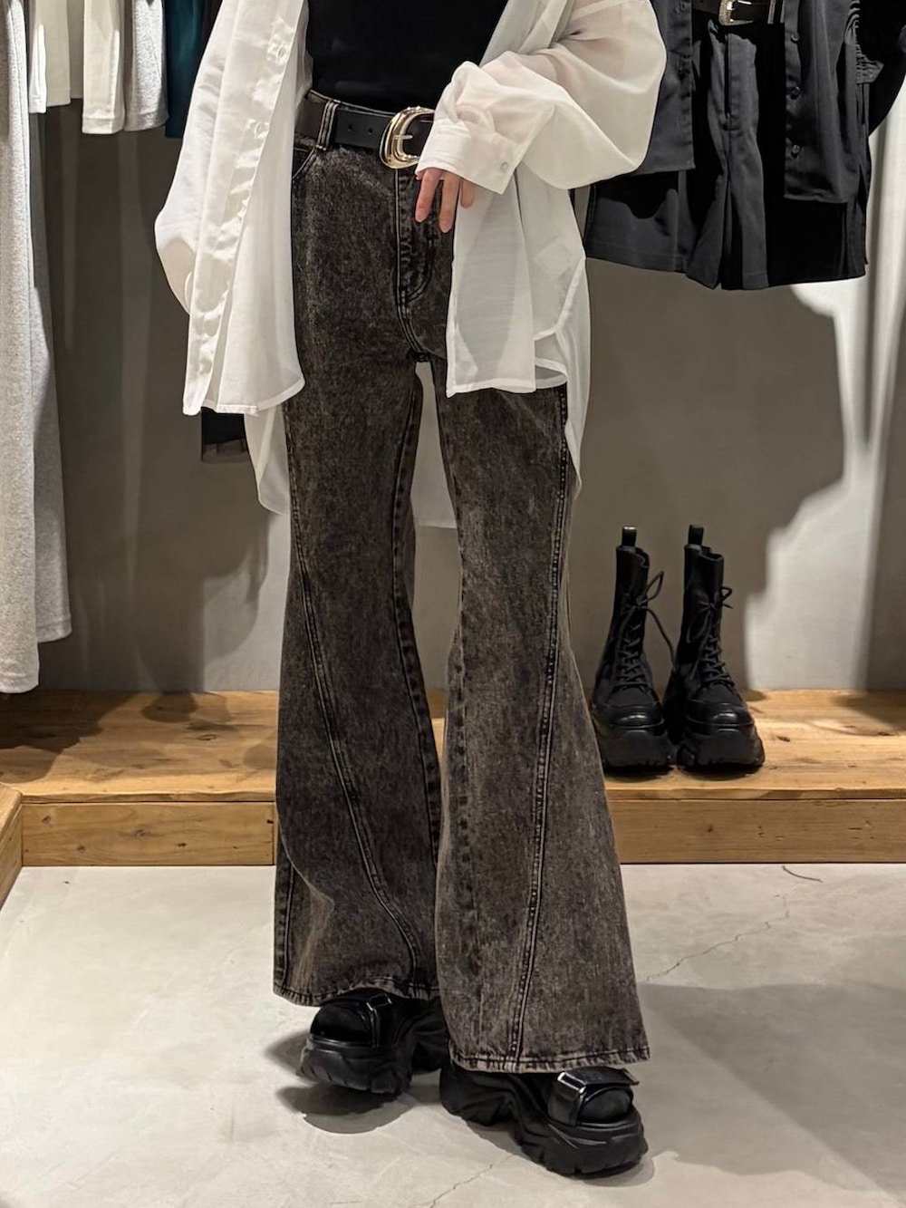 ブラック系のデニムパンツ、ブラック系のサンダル、ホワイト系のシャツ/ブラウスを着用したレディースの春コーディネートの5枚目の写真