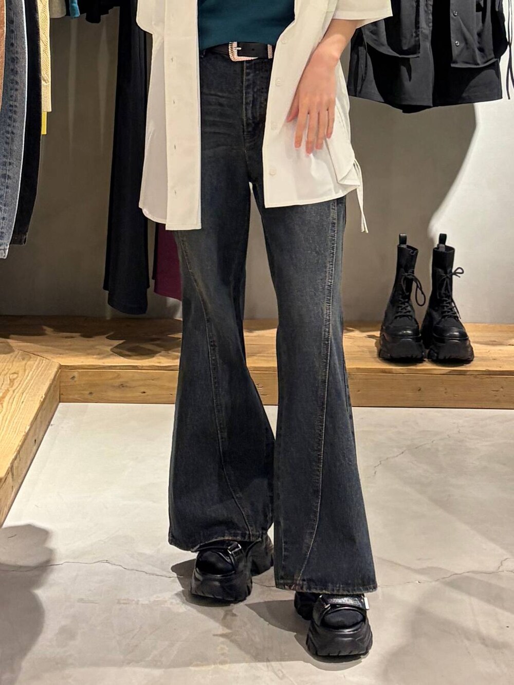 ブルー系のデニムパンツ、ブラック系のサンダル、ホワイト系のシャツ/ブラウスを着用したレディースの春コーディネートの5枚目の写真