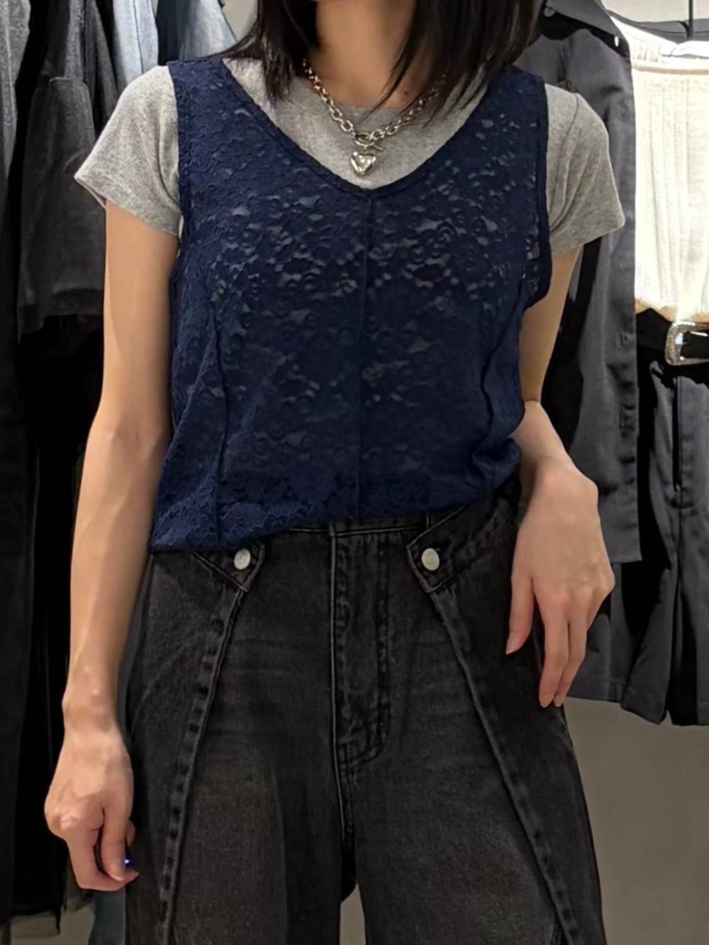 ブラック系のサンダル、グレー系のTシャツ/カットソー、ブラック系のデニムパンツを着用したレディースの春コーディネートの4枚目の写真