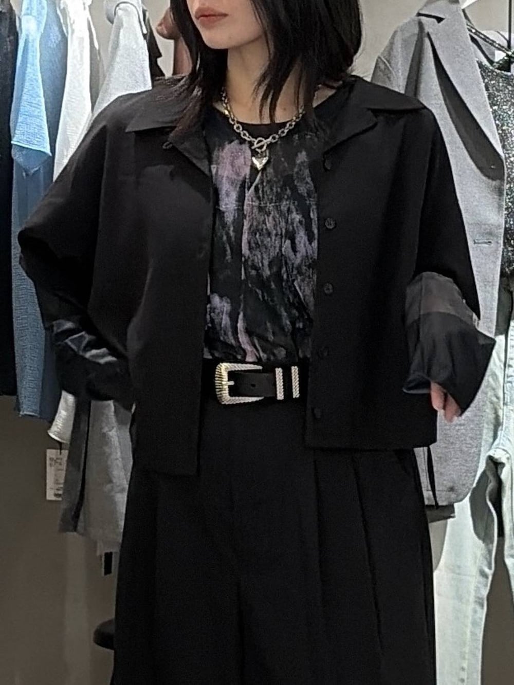 ブラック系のTシャツ/カットソー、ブラック系のサンダル、ブラック系のスラックスを着用したレディースの夏コーディネートの4枚目の写真