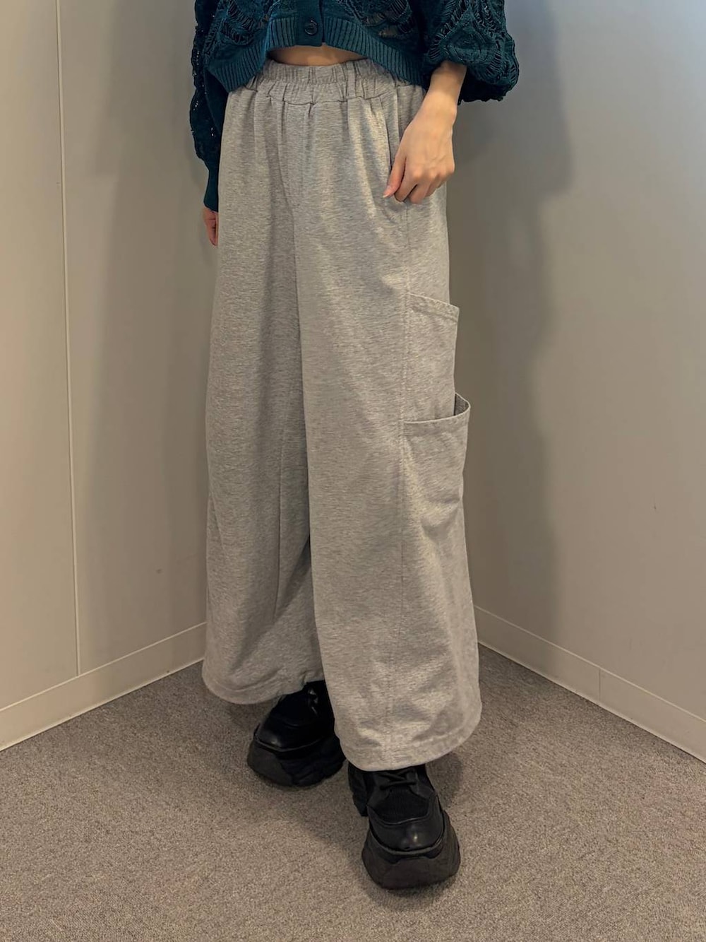 グリーン系のカーディガン/ボレロ、グレー系のスウェットパンツ、シルバー系のネックレスを着用したレディースの夏コーディネートの5枚目の写真