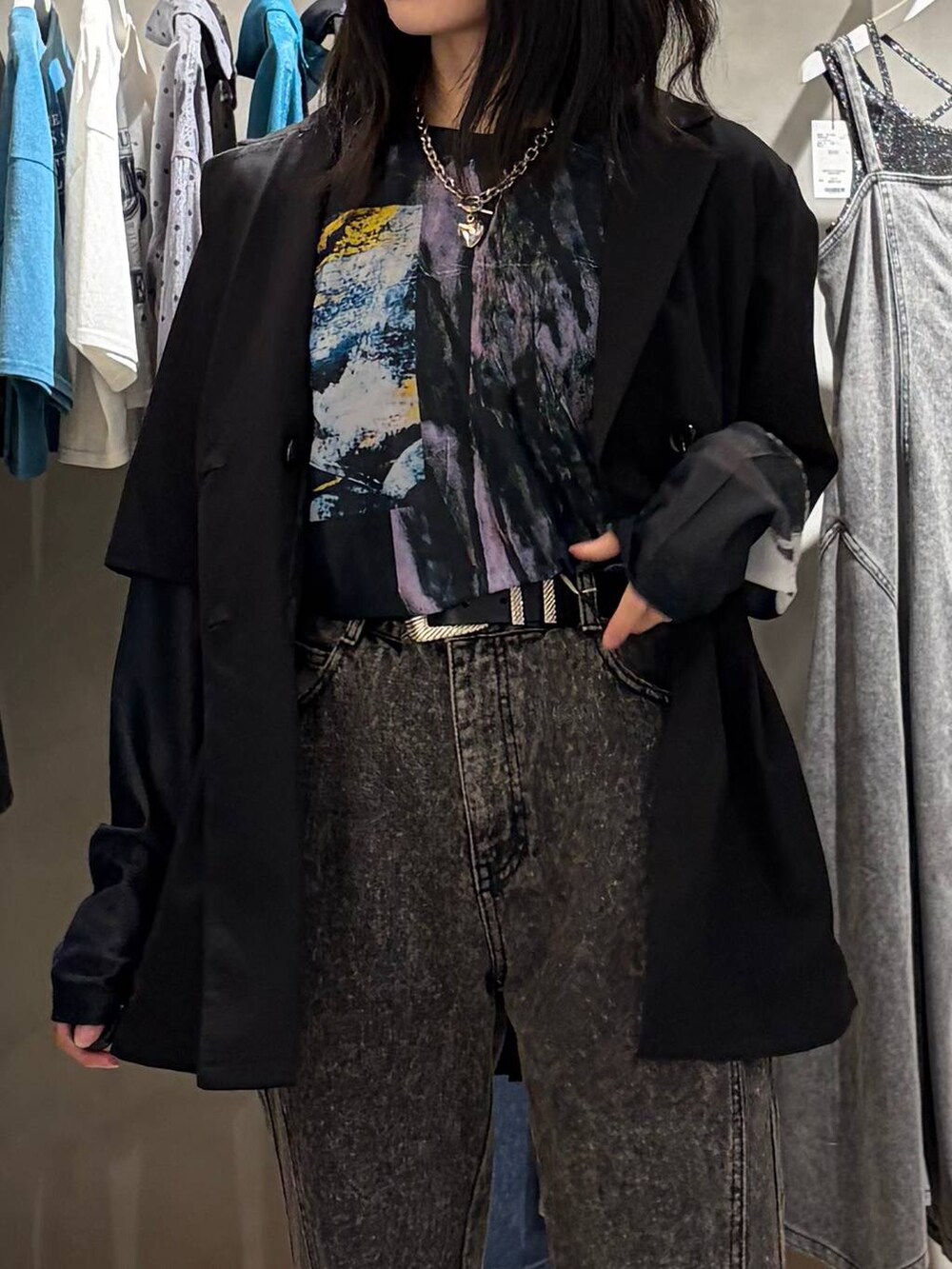 ブラック系のTシャツ/カットソー、ブラック系のデニムパンツ、ブラック系のサンダルを着用したレディースの夏コーディネートの4枚目の写真