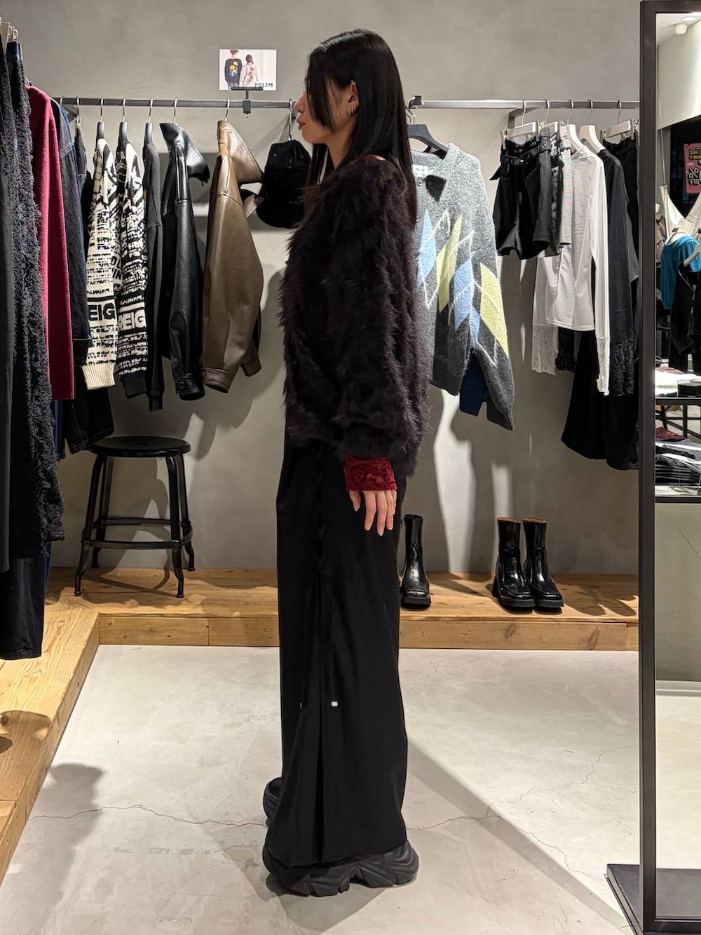 ブラック系のカーディガン/ボレロ、ブラック系のその他パンツ、レッド系のTシャツ/カットソーを着用したレディースの秋コーディネートの2枚目の写真
