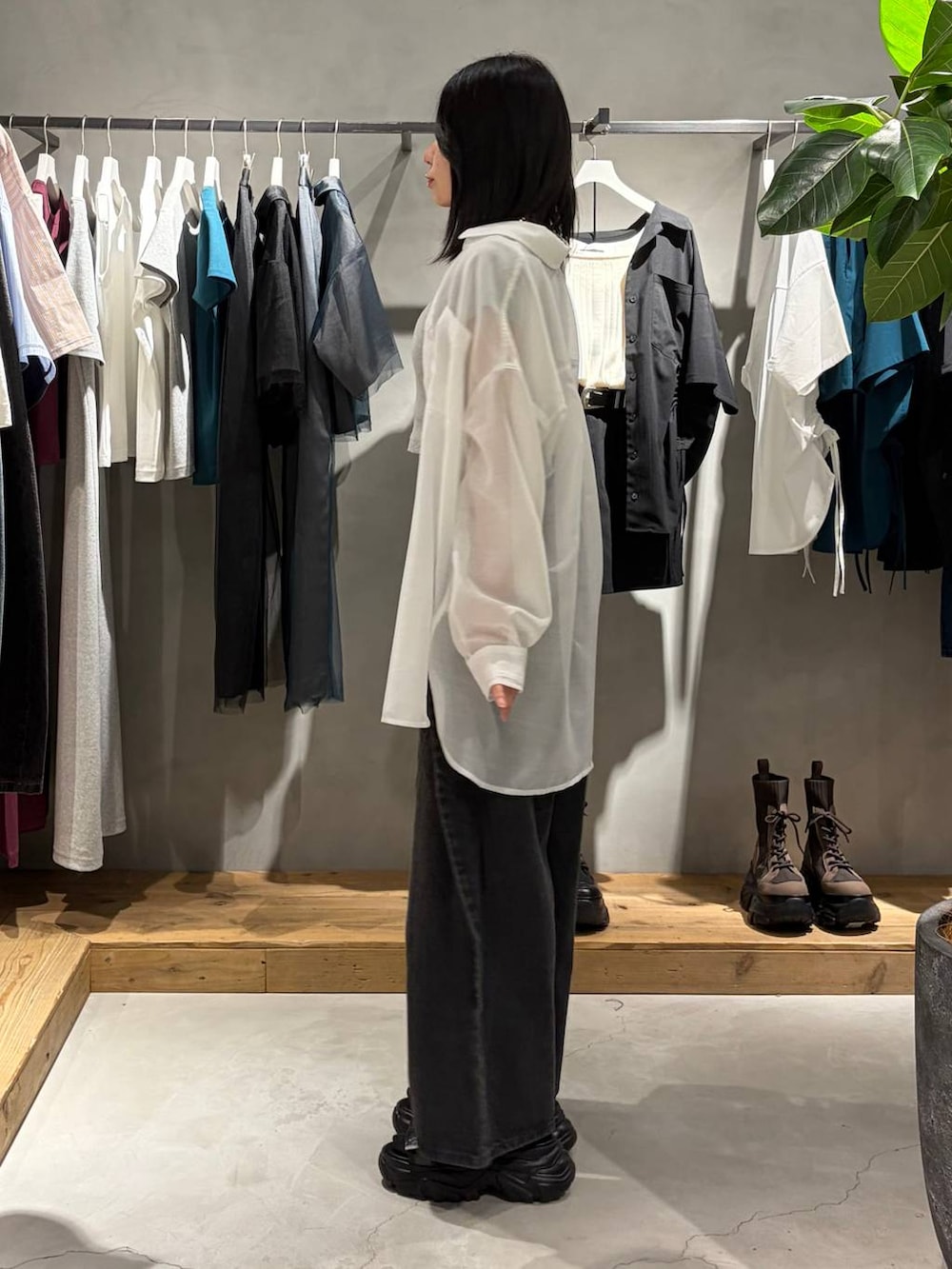 ブラック系のサンダル、ホワイト系のシャツ/ブラウス、グレー系のTシャツ/カットソーを着用したレディースの春コーディネートの2枚目の写真