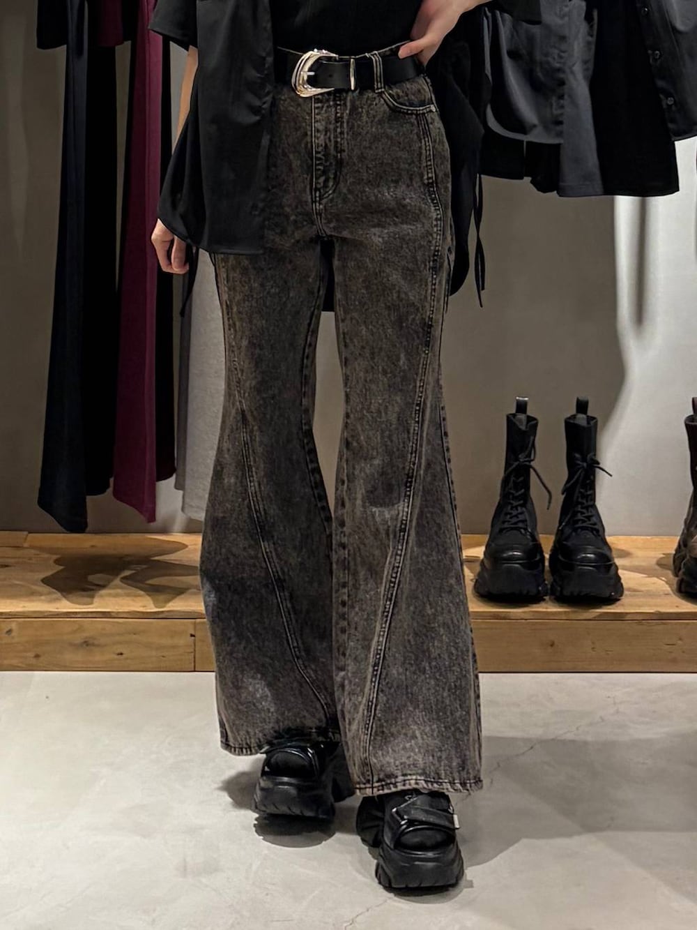 ブラック系のデニムパンツ、ブラック系のサンダル、ブラック系のシャツ/ブラウスを着用したレディースの春コーディネートの5枚目の写真