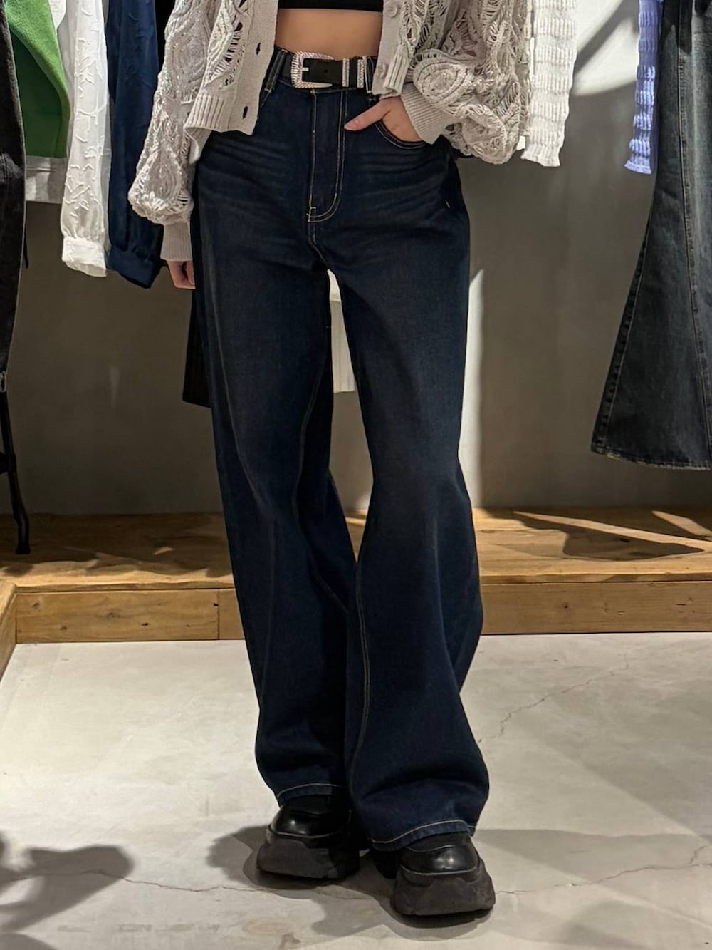 ブラック系のブーツ、ブラック系のキャミソール、ベージュ系のカーディガン/ボレロを着用したレディースの春コーディネートの5枚目の写真